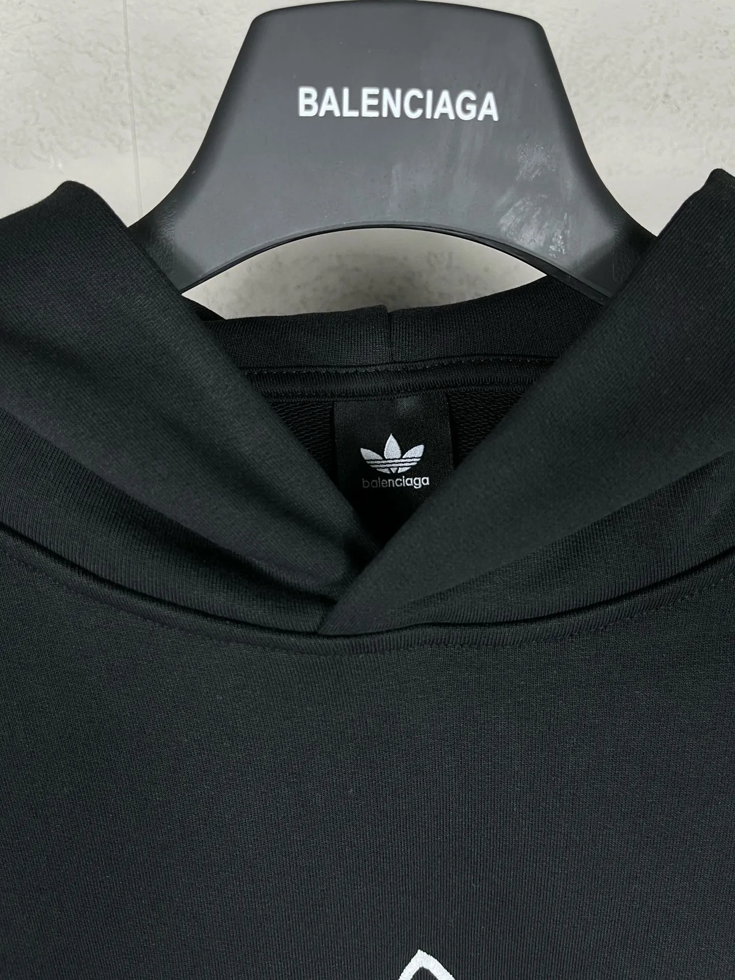 🅿️300 Detailed picture [Top version. Official website quality] BALENCI*GA/Paris co-branded Adidas embroidered front LOGO long-sleeved hooded sweatshirt. The fabric is made of Paris ZP custom-woven and dyed cotton sweatshirt. The weight is 450 grams, the cloth surface is clean. The cloth pattern is clear, soft and comfortable. The color fastness is good. It is not easy to change color. The threads are dyed with no color difference. The LOGO pattern letters are embroidered using imported embroidery machines, and the letters are three-dimensional and full. It is produced in Jubie market based on pictures, and comparisons are welcome. Restored brick cabinets. The version adopts OS loose shoulder design. Same style for men and women. Code: BL238017 Color: dark green, black Size: XS S M L