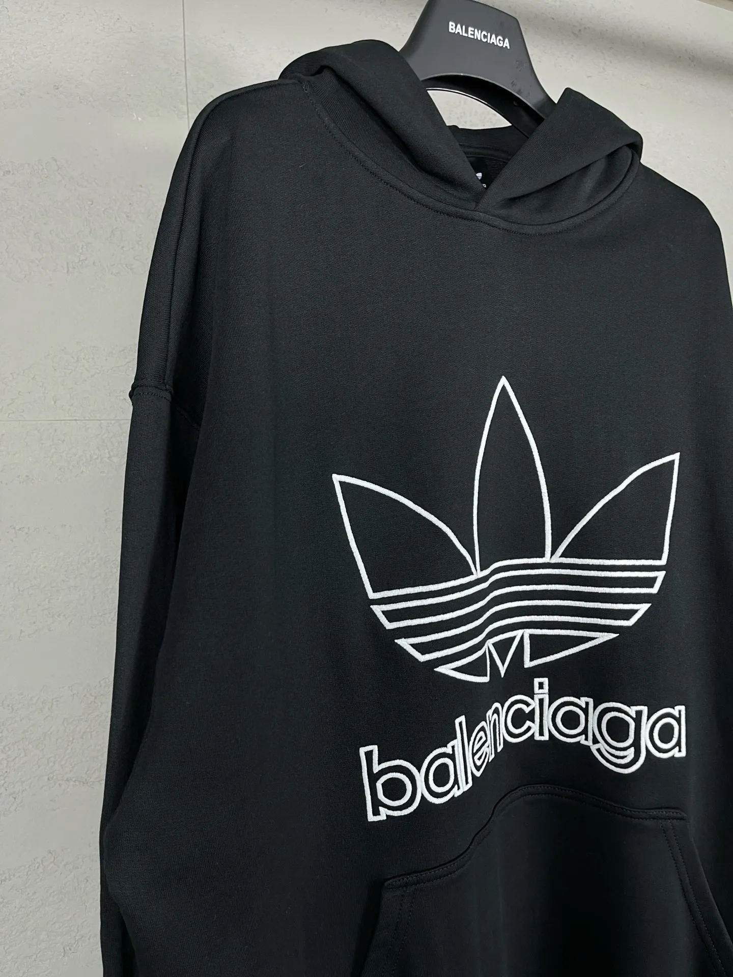 🅿️300 Detailed picture [Top version. Official website quality] BALENCI*GA/Paris co-branded Adidas embroidered front LOGO long-sleeved hooded sweatshirt. The fabric is made of Paris ZP custom-woven and dyed cotton sweatshirt. The weight is 450 grams, the cloth surface is clean. The cloth pattern is clear, soft and comfortable. The color fastness is good. It is not easy to change color. The threads are dyed with no color difference. The LOGO pattern letters are embroidered using imported embroidery machines, and the letters are three-dimensional and full. It is produced in Jubie market based on pictures, and comparisons are welcome. Restored brick cabinets. The version adopts OS loose shoulder design. Same style for men and women. Code: BL238017 Color: dark green, black Size: XS S M L