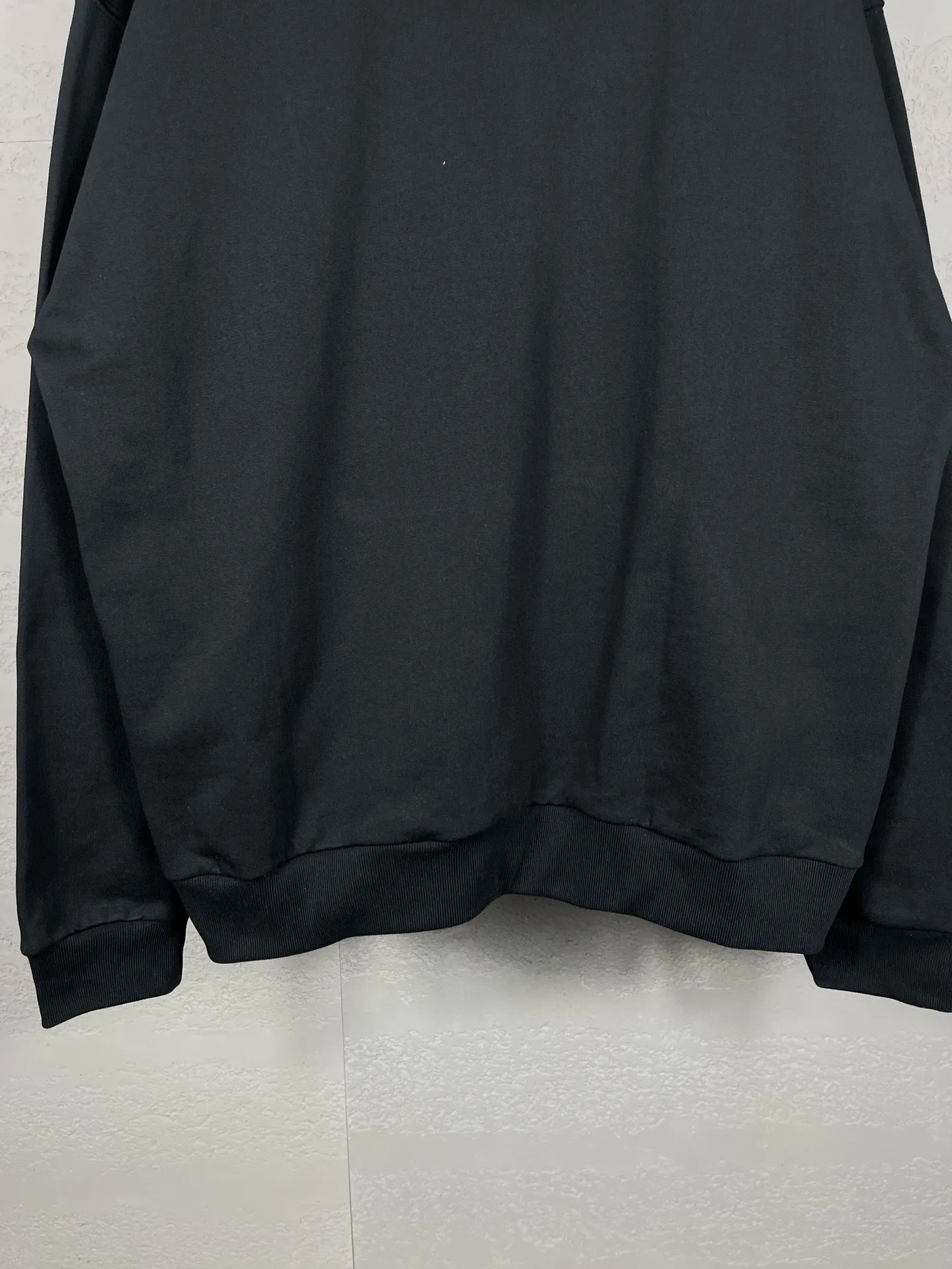 🅿️300 Detailed picture [Top version. Official website quality] BALENCI*GA/Paris co-branded Adidas embroidered front LOGO long-sleeved hooded sweatshirt. The fabric is made of Paris ZP custom-woven and dyed cotton sweatshirt. The weight is 450 grams, the cloth surface is clean. The cloth pattern is clear, soft and comfortable. The color fastness is good. It is not easy to change color. The threads are dyed with no color difference. The LOGO pattern letters are embroidered using imported embroidery machines, and the letters are three-dimensional and full. It is produced in Jubie market based on pictures, and comparisons are welcome. Restored brick cabinets. The version adopts OS loose shoulder design. Same style for men and women. Code: BL238017 Color: dark green, black Size: XS S M L