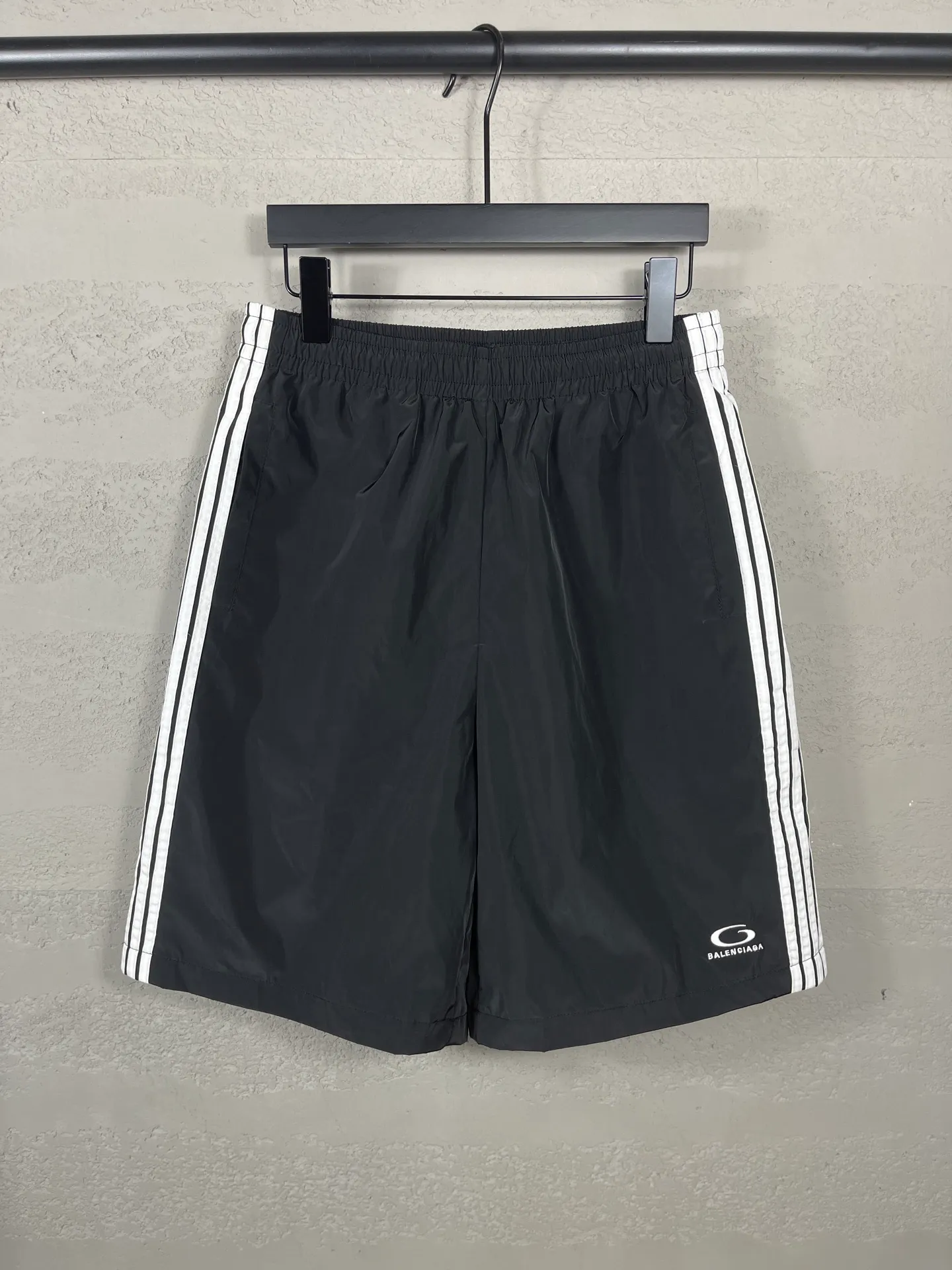 🅿️210 Actual pictures [Top version. Official website quality] BALENCI*GA/Paris classic LOGO embroidery, side drawstring nylon shorts, mesh lining, side splicing drawstrings, extra heavy craftsmanship. SS25 latest model. Research and development at the first time, different market currencies. Comparisons welcome. The fabric is made of nylon quick-drying custom-woven sports fabric, which is moisture-wicking and comfortable. The embroidery is done using imported Tajima embroidery machines. The pattern letters are clear, three-dimensional and without burrs. Different market currencies. Comparisons welcome. The version adopts a loose version. The same style for men and women. Code: BL257012 Color: Black Size: XS S M L