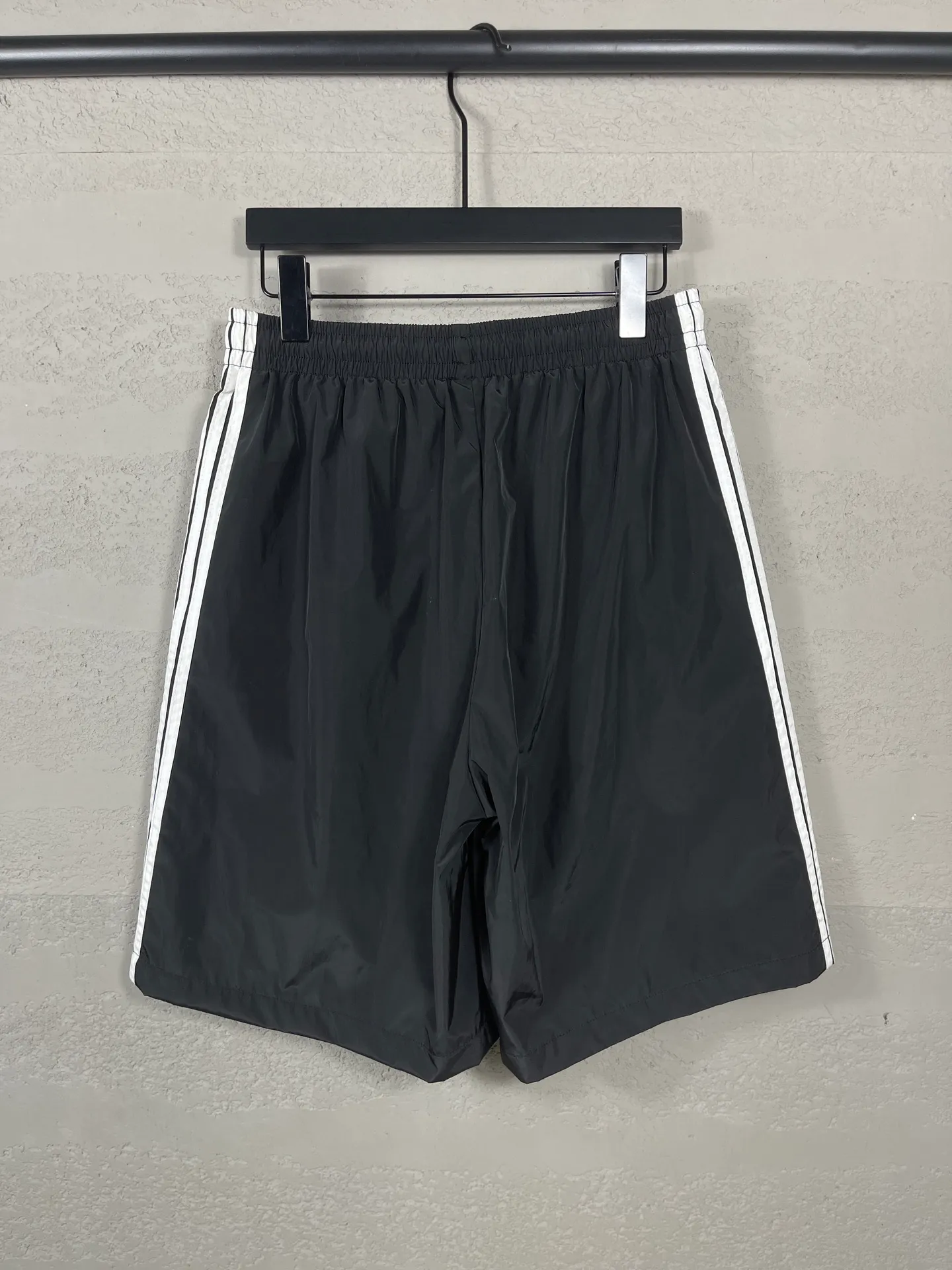 🅿️210 Actual pictures [Top version. Official website quality] BALENCI*GA/Paris classic LOGO embroidery, side drawstring nylon shorts, mesh lining, side splicing drawstrings, extra heavy craftsmanship. SS25 latest model. Research and development at the first time, different market currencies. Comparisons welcome. The fabric is made of nylon quick-drying custom-woven sports fabric, which is moisture-wicking and comfortable. The embroidery is done using imported Tajima embroidery machines. The pattern letters are clear, three-dimensional and without burrs. Different market currencies. Comparisons welcome. The version adopts a loose version. The same style for men and women. Code: BL257012 Color: Black Size: XS S M L