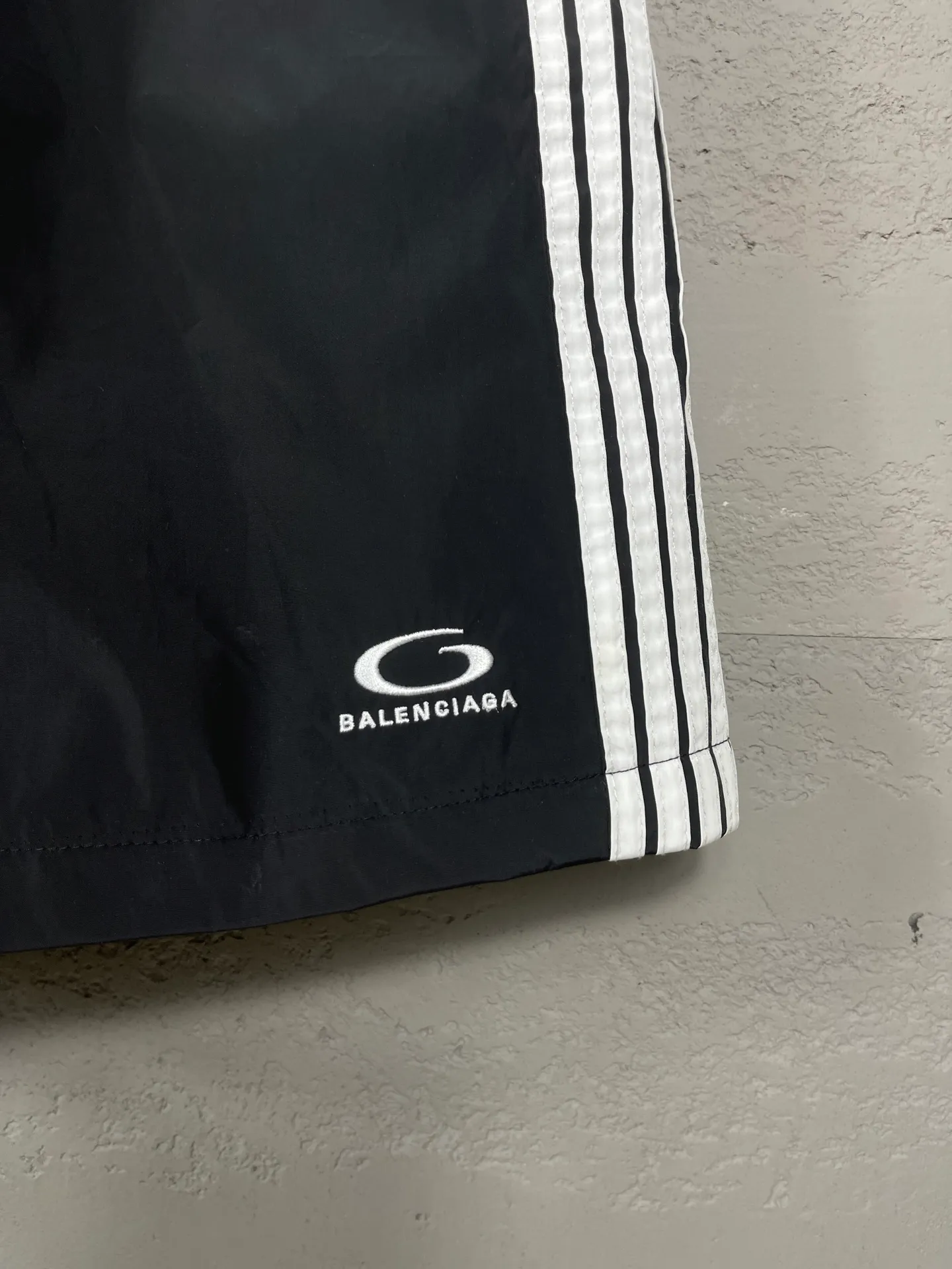 🅿️210 Actual pictures [Top version. Official website quality] BALENCI*GA/Paris classic LOGO embroidery, side drawstring nylon shorts, mesh lining, side splicing drawstrings, extra heavy craftsmanship. SS25 latest model. Research and development at the first time, different market currencies. Comparisons welcome. The fabric is made of nylon quick-drying custom-woven sports fabric, which is moisture-wicking and comfortable. The embroidery is done using imported Tajima embroidery machines. The pattern letters are clear, three-dimensional and without burrs. Different market currencies. Comparisons welcome. The version adopts a loose version. The same style for men and women. Code: BL257012 Color: Black Size: XS S M L