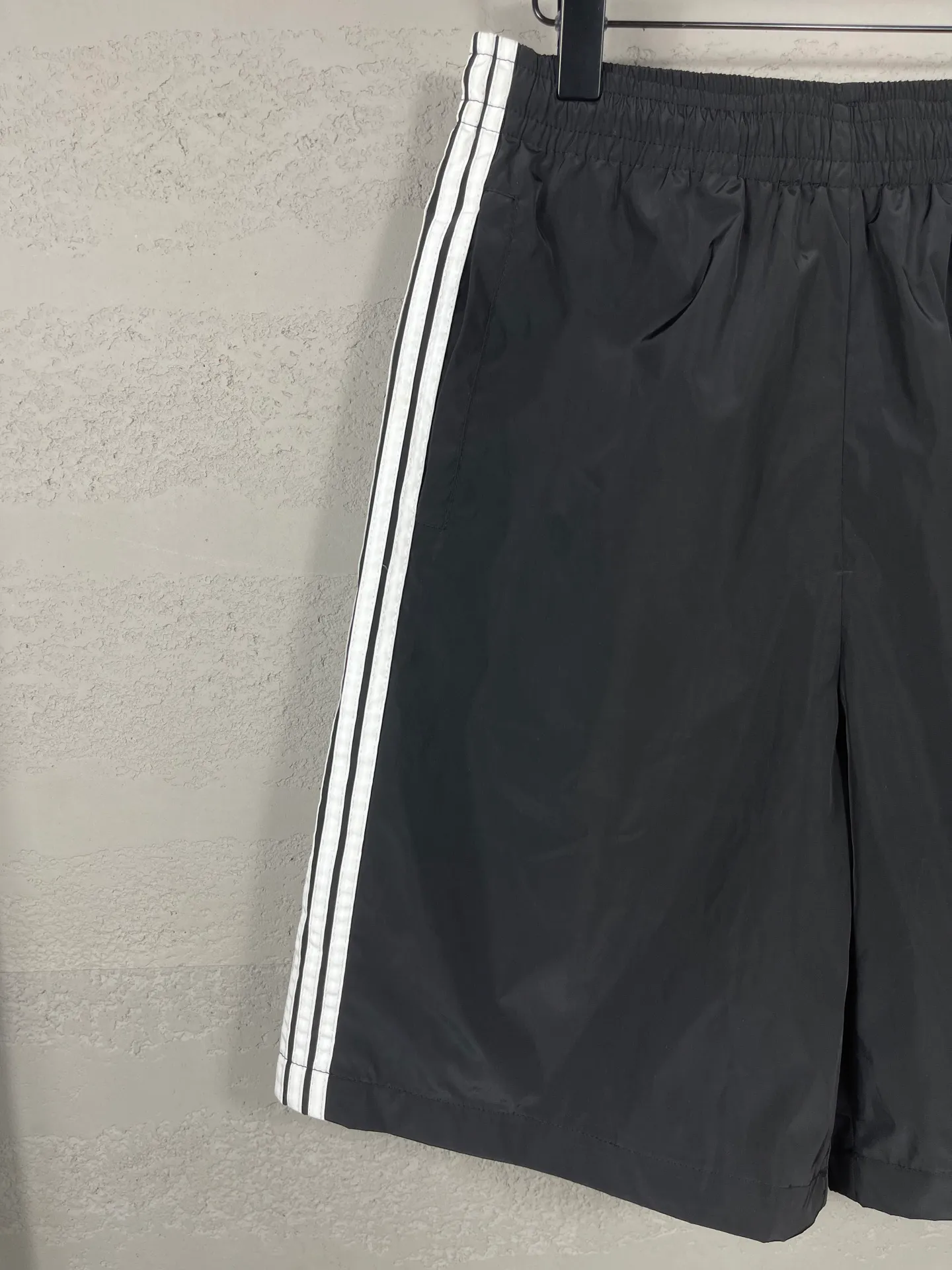 🅿️210 Actual pictures [Top version. Official website quality] BALENCI*GA/Paris classic LOGO embroidery, side drawstring nylon shorts, mesh lining, side splicing drawstrings, extra heavy craftsmanship. SS25 latest model. Research and development at the first time, different market currencies. Comparisons welcome. The fabric is made of nylon quick-drying custom-woven sports fabric, which is moisture-wicking and comfortable. The embroidery is done using imported Tajima embroidery machines. The pattern letters are clear, three-dimensional and without burrs. Different market currencies. Comparisons welcome. The version adopts a loose version. The same style for men and women. Code: BL257012 Color: Black Size: XS S M L