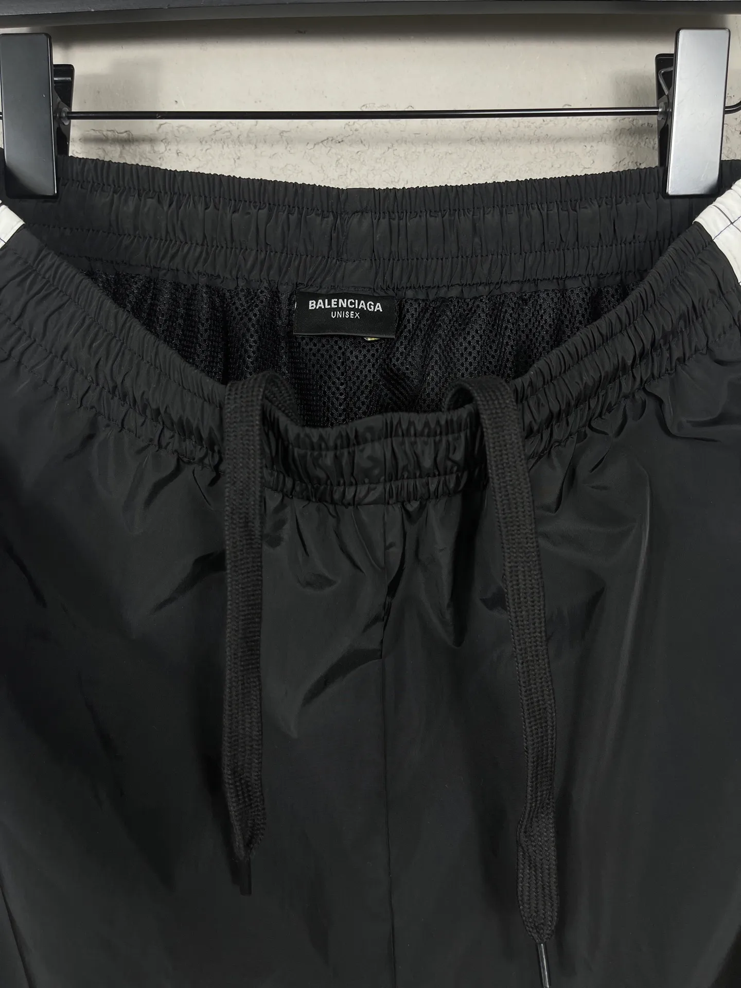 🅿️210 Actual pictures [Top version. Official website quality] BALENCI*GA/Paris classic LOGO embroidery, side drawstring nylon shorts, mesh lining, side splicing drawstrings, extra heavy craftsmanship. SS25 latest model. Research and development at the first time, different market currencies. Comparisons welcome. The fabric is made of nylon quick-drying custom-woven sports fabric, which is moisture-wicking and comfortable. The embroidery is done using imported Tajima embroidery machines. The pattern letters are clear, three-dimensional and without burrs. Different market currencies. Comparisons welcome. The version adopts a loose version. The same style for men and women. Code: BL257012 Color: Black Size: XS S M L