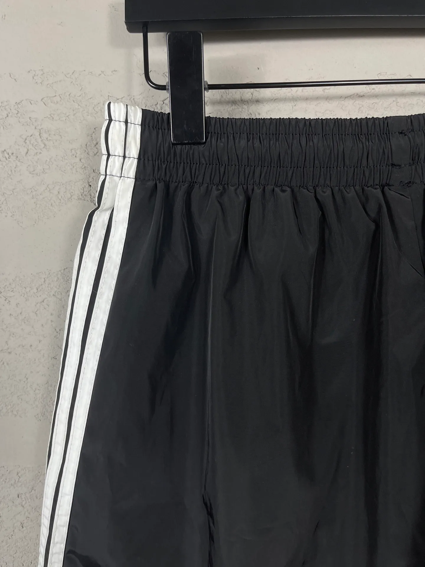 🅿️210 Actual pictures [Top version. Official website quality] BALENCI*GA/Paris classic LOGO embroidery, side drawstring nylon shorts, mesh lining, side splicing drawstrings, extra heavy craftsmanship. SS25 latest model. Research and development at the first time, different market currencies. Comparisons welcome. The fabric is made of nylon quick-drying custom-woven sports fabric, which is moisture-wicking and comfortable. The embroidery is done using imported Tajima embroidery machines. The pattern letters are clear, three-dimensional and without burrs. Different market currencies. Comparisons welcome. The version adopts a loose version. The same style for men and women. Code: BL257012 Color: Black Size: XS S M L