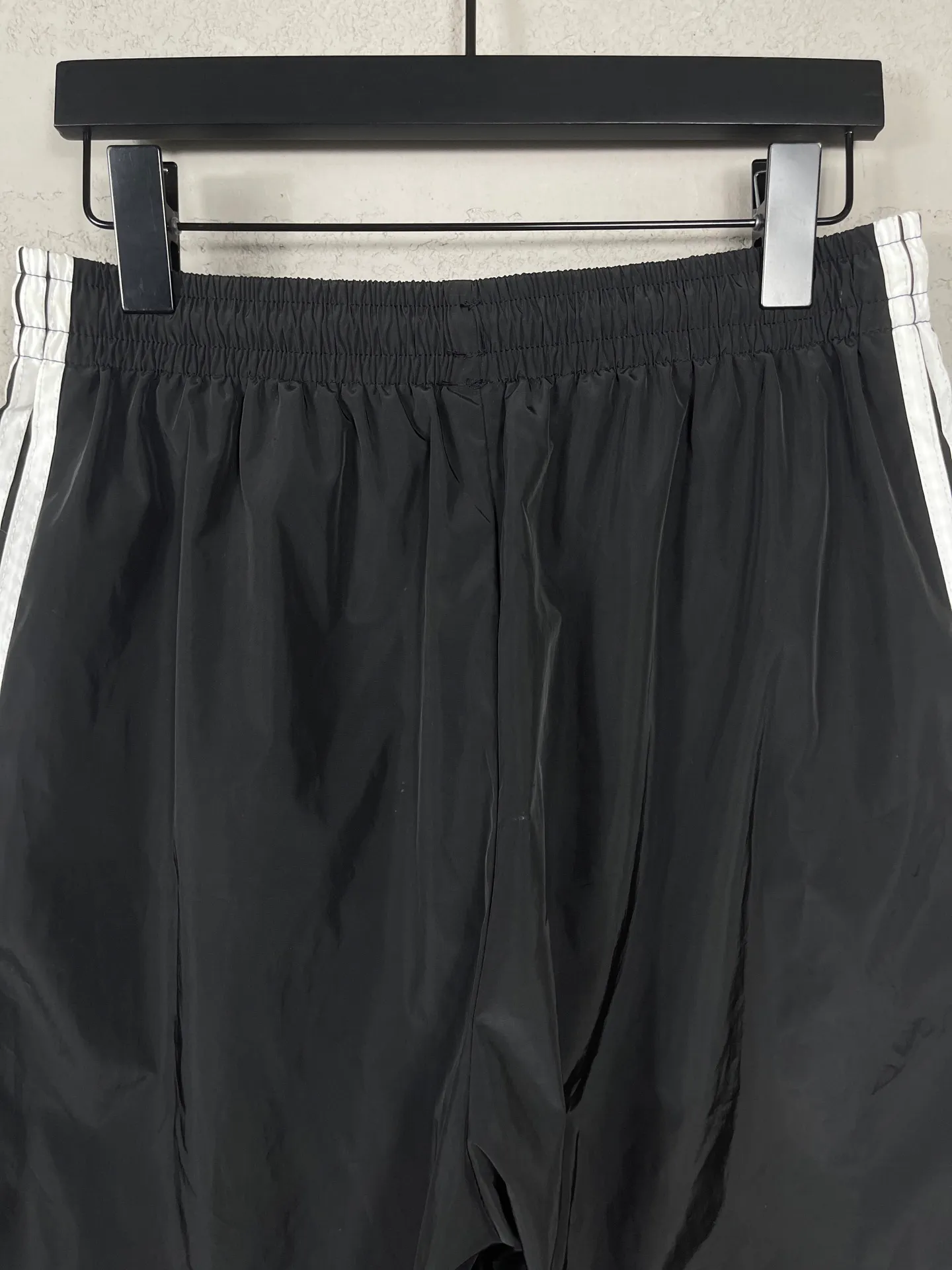🅿️210 Actual pictures [Top version. Official website quality] BALENCI*GA/Paris classic LOGO embroidery, side drawstring nylon shorts, mesh lining, side splicing drawstrings, extra heavy craftsmanship. SS25 latest model. Research and development at the first time, different market currencies. Comparisons welcome. The fabric is made of nylon quick-drying custom-woven sports fabric, which is moisture-wicking and comfortable. The embroidery is done using imported Tajima embroidery machines. The pattern letters are clear, three-dimensional and without burrs. Different market currencies. Comparisons welcome. The version adopts a loose version. The same style for men and women. Code: BL257012 Color: Black Size: XS S M L