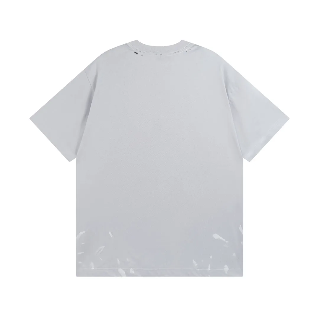 🅿️194 Detailed picture [Top version. Official website quality] BALENCI*GA/Paris. Colorful 90% letter printed washed and distressed short-sleeved T-shirt. Brick cabinet synchronization. The fabric is made of Paris ZP custom-woven and dyed 100% cotton double yarn compact cotton. The weight is 260 grams, the cloth surface is clean. The cloth pattern is clear, soft and comfortable. The threads are dyed with no color difference. The classic pattern printing uses Kornit digital direct printing + elliptical machine environmentally friendly imported glue splash ink printing. The ready-made garments are washed, worn, hand-painted graffiti, and restored to brick cabinets. The whole piece of clothing is extremely complex in craftsmanship. Different market currency, welcome to compare, the version adopts OS loose shoulder version. Same style for men and women Code: BL223015 Color: Washed black. Light gray Size: XS S M L