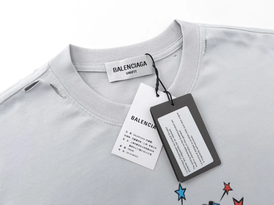 🅿️194 Detailed picture [Top version. Official website quality] BALENCI*GA/Paris. Colorful 90% letter printed washed and distressed short-sleeved T-shirt. Brick cabinet synchronization. The fabric is made of Paris ZP custom-woven and dyed 100% cotton double yarn compact cotton. The weight is 260 grams, the cloth surface is clean. The cloth pattern is clear, soft and comfortable. The threads are dyed with no color difference. The classic pattern printing uses Kornit digital direct printing + elliptical machine environmentally friendly imported glue splash ink printing. The ready-made garments are washed, worn, hand-painted graffiti, and restored to brick cabinets. The whole piece of clothing is extremely complex in craftsmanship. Different market currency, welcome to compare, the version adopts OS loose shoulder version. Same style for men and women Code: BL223015 Color: Washed black. Light gray Size: XS S M L