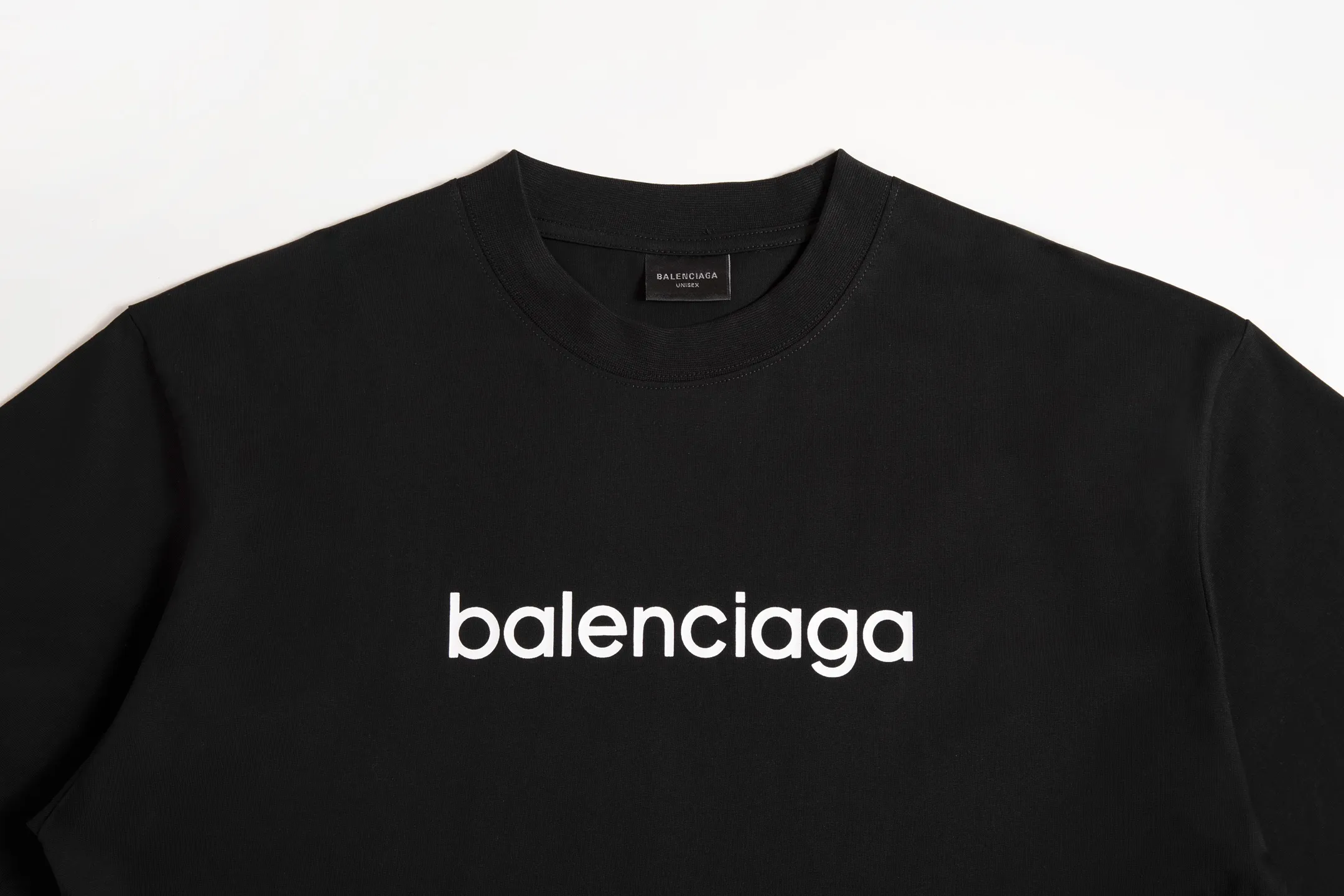 🅿️170 9187# Detailed picture Top version [[BALENCIA*GA] official website quality Paris new ski series 3M artistic letter LOGO printed short-sleeved T-shirt OS version loose dropped shoulders Unisex style Fabric: 260 grams 100% cotton double yarn Technology: front and rear panels left and right sleeve printing Garment wash spray painting worn distressed shaping solid color Color: black white Red (red has different craftsmanship and different prices) Size: XS S M L