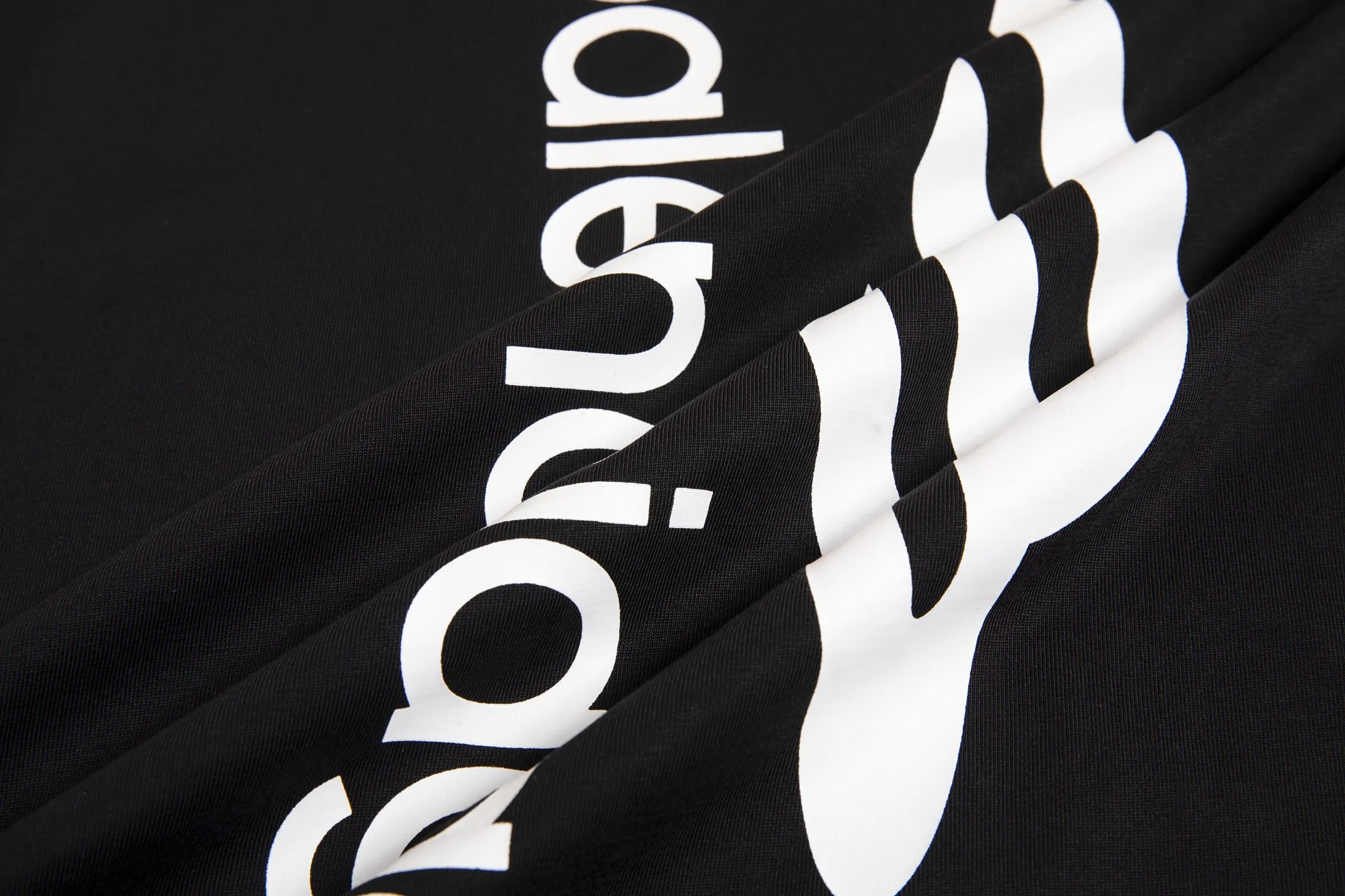 🅿️170 9187# Detailed picture Top version [[BALENCIA*GA] official website quality Paris new ski series 3M artistic letter LOGO printed short-sleeved T-shirt OS version loose dropped shoulders Unisex style Fabric: 260 grams 100% cotton double yarn Technology: front and rear panels left and right sleeve printing Garment wash spray painting worn distressed shaping solid color Color: black white Red (red has different craftsmanship and different prices) Size: XS S M L