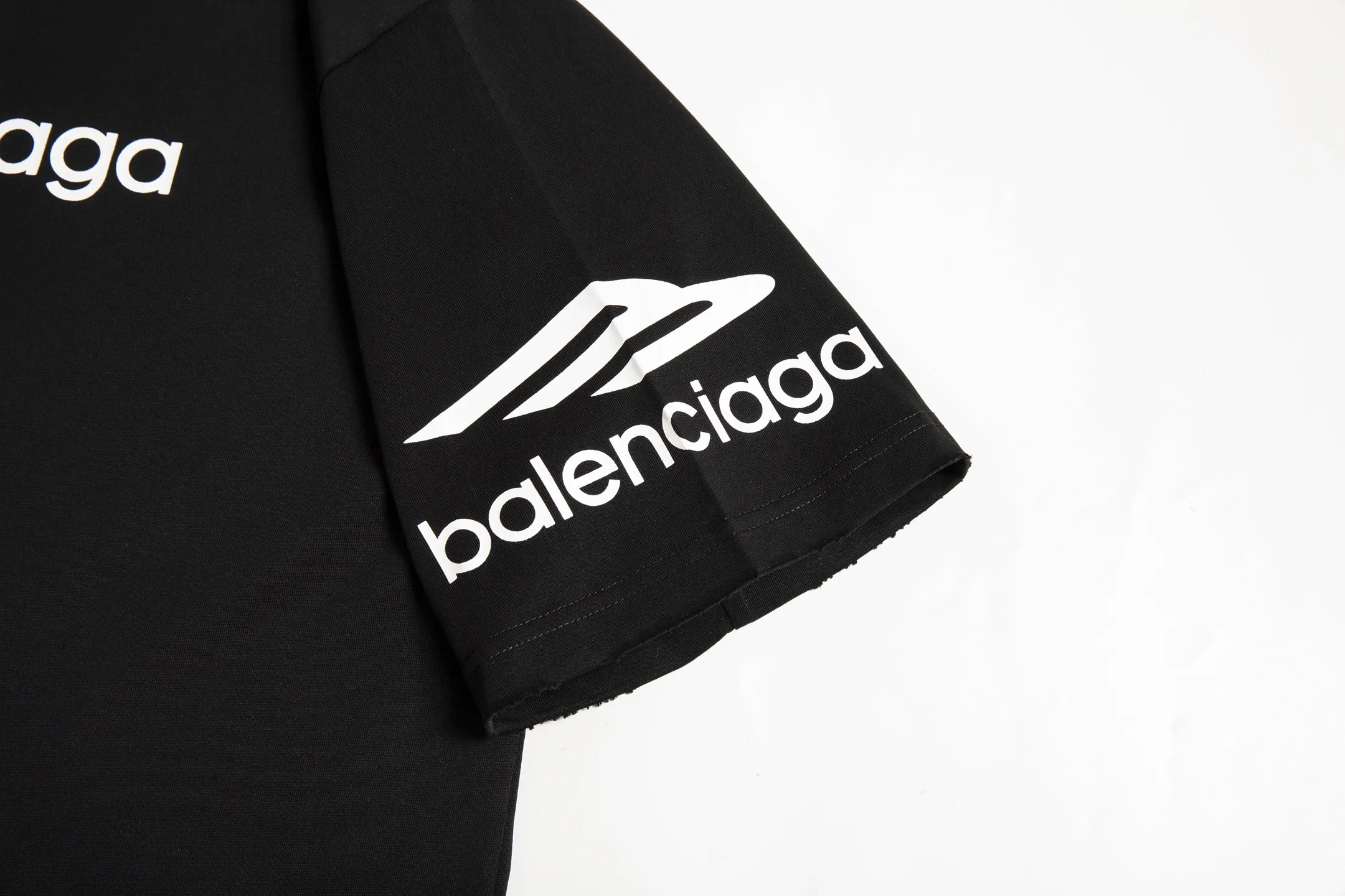 🅿️170 9187# Detailed picture Top version [[BALENCIA*GA] official website quality Paris new ski series 3M artistic letter LOGO printed short-sleeved T-shirt OS version loose dropped shoulders Unisex style Fabric: 260 grams 100% cotton double yarn Technology: front and rear panels left and right sleeve printing Garment wash spray painting worn distressed shaping solid color Color: black white Red (red has different craftsmanship and different prices) Size: XS S M L