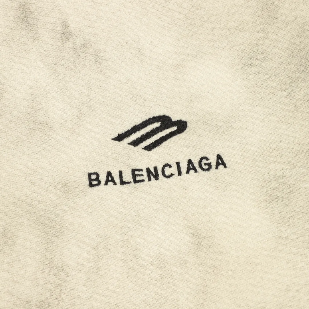 🅿️570 Balenciaga/Balenciaga Spliced Embroidered Washed Double-sided Leather Jacket. It looks so good when worn on both sides. It is equivalent to two pieces of clothing. You will never get tired of wearing it. It is so cool. One side is spliced with technical fabrics and the other side is washed with double stitching. This design is so cool that I have no friends. When I saw this model at the Xia Zichen Paris Fashion Show, I just wanted to put it on and go. It is simple and versatile, and the latest loop sports. icon embroidery - a clean version with a neat body, easy to wear on both sides, and stylish no matter how you wear it. Size: XS-L