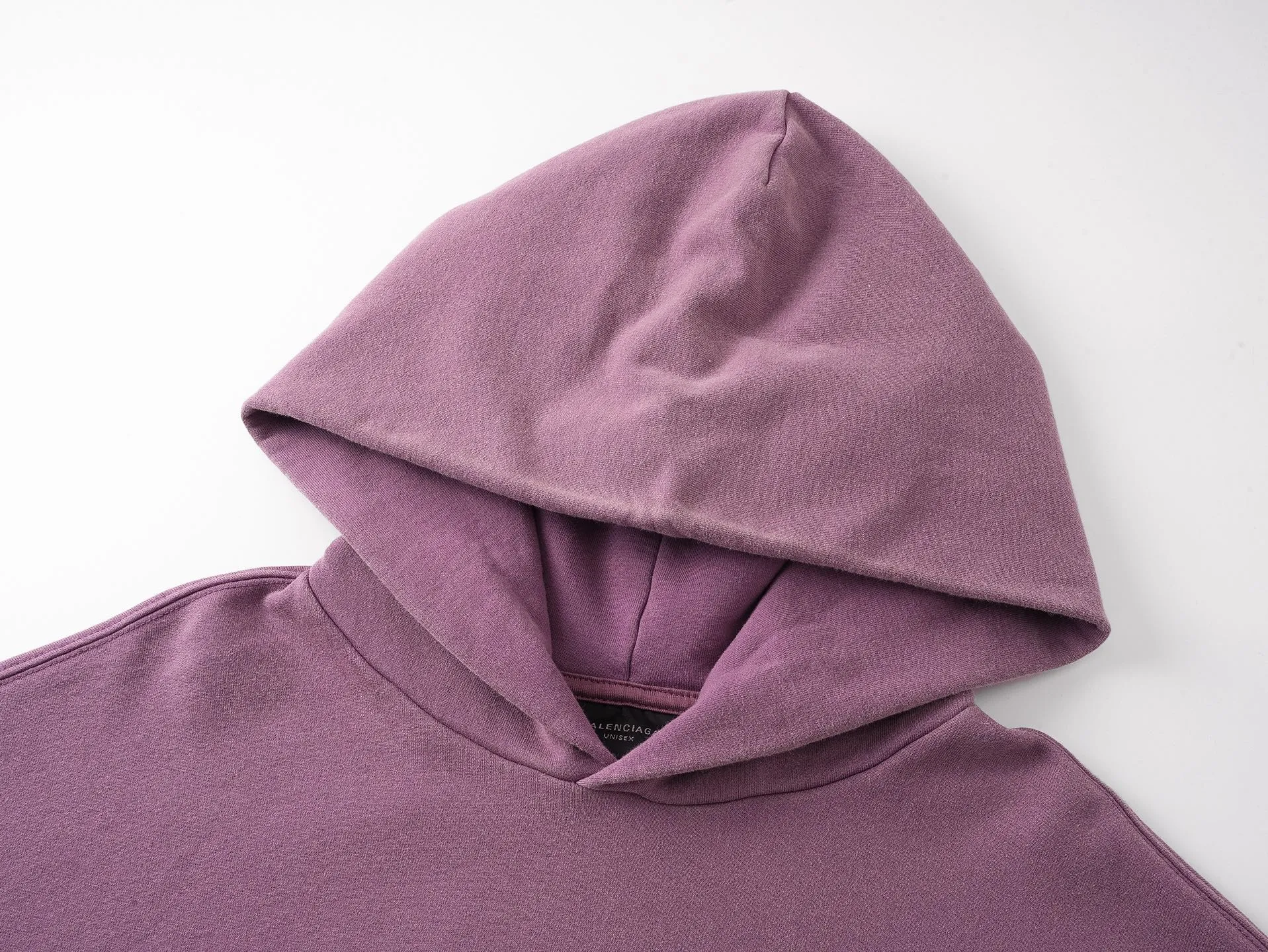🅿️350 real photos [Top version. Official website quality] BALENCI*G*/25 new autumn and winter style. Washed and distressed hooded sweatshirt with Paris LOGO embroidered on the front and back. Ready-made garments are sprayed with horse wash to make them look old. The fabric adopts batik process. SS25 latest model. Research and development at the first time, different market currencies. Comparisons welcome. The fabric is made of Paris ZP custom-woven, custom-dyed and batik cotton sweatshirt. Weighing 460 grams, the cloth surface is clean. The cloth pattern is clear, soft and comfortable. The threads are dyed with no color difference. The embroidery is done with embroidery machines imported from Tajima, and the garments are washed and worn to make them look old. Jubie market currency. Welcome to compare. The version adopts OS loose shoulder style. Same style for men and women. Code: BL259935 Color: washed purple, washed blue Size: XS S M L