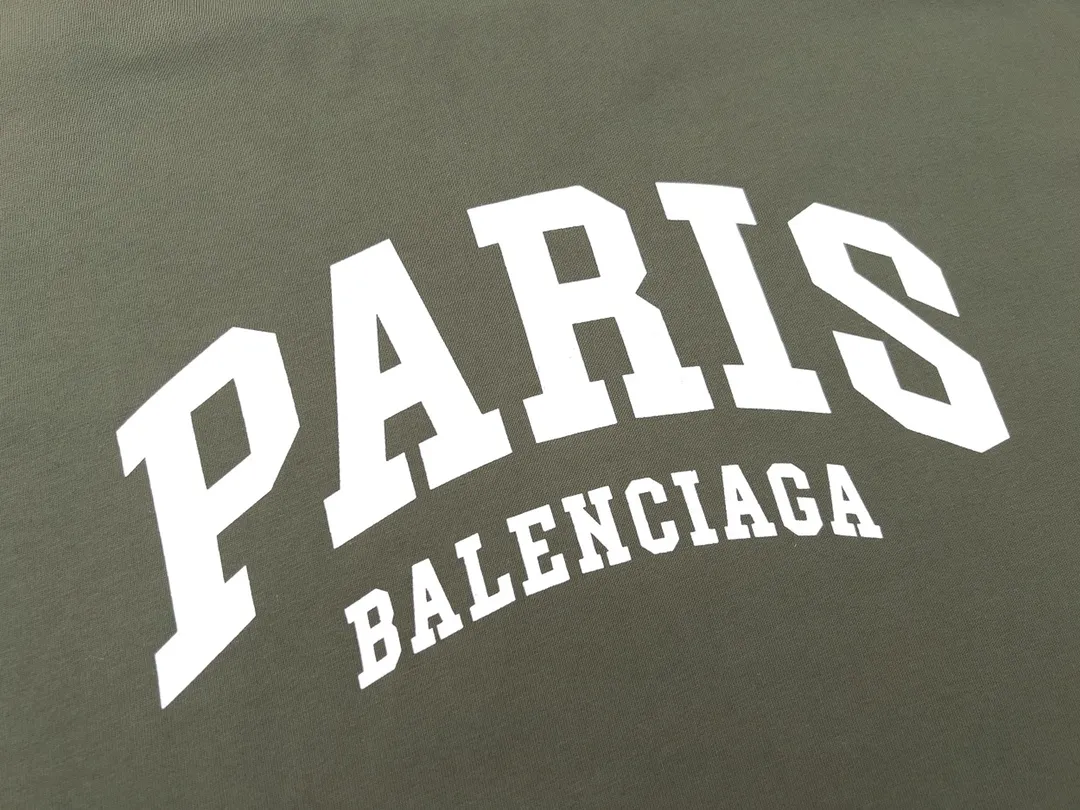 🅿️160 Detail Picture [Top version. Official website quality] BALENCI*GA/Paris. Front-printed PARIS short-sleeved T-shirt. Brick cabinet synchronization. The fabric is made of Paris ZP custom-woven and dyed 100% cotton double yarn compact cotton. The weight is 260 grams, the cloth surface is clean. The cloth pattern is clear, soft and comfortable. The threads are dyed with no color difference. The classic LOGO is printed with environmentally friendly imported materials and precision printing screens. The letters are clear and the effect is three-dimensional, restoring the brick cabinet. Different market currencies, welcome to compare. The version adopts OS loose shoulder design. Same style for men and women. Code: BL223055 Color: white, black, army green, dark green Size: XS to L