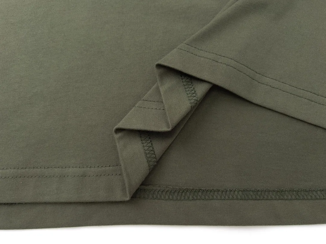 🅿️160 Detail Picture [Top version. Official website quality] BALENCI*GA/Paris. Front-printed PARIS short-sleeved T-shirt. Brick cabinet synchronization. The fabric is made of Paris ZP custom-woven and dyed 100% cotton double yarn compact cotton. The weight is 260 grams, the cloth surface is clean. The cloth pattern is clear, soft and comfortable. The threads are dyed with no color difference. The classic LOGO is printed with environmentally friendly imported materials and precision printing screens. The letters are clear and the effect is three-dimensional, restoring the brick cabinet. Different market currencies, welcome to compare. The version adopts OS loose shoulder design. Same style for men and women. Code: BL223055 Color: white, black, army green, dark green Size: XS to L