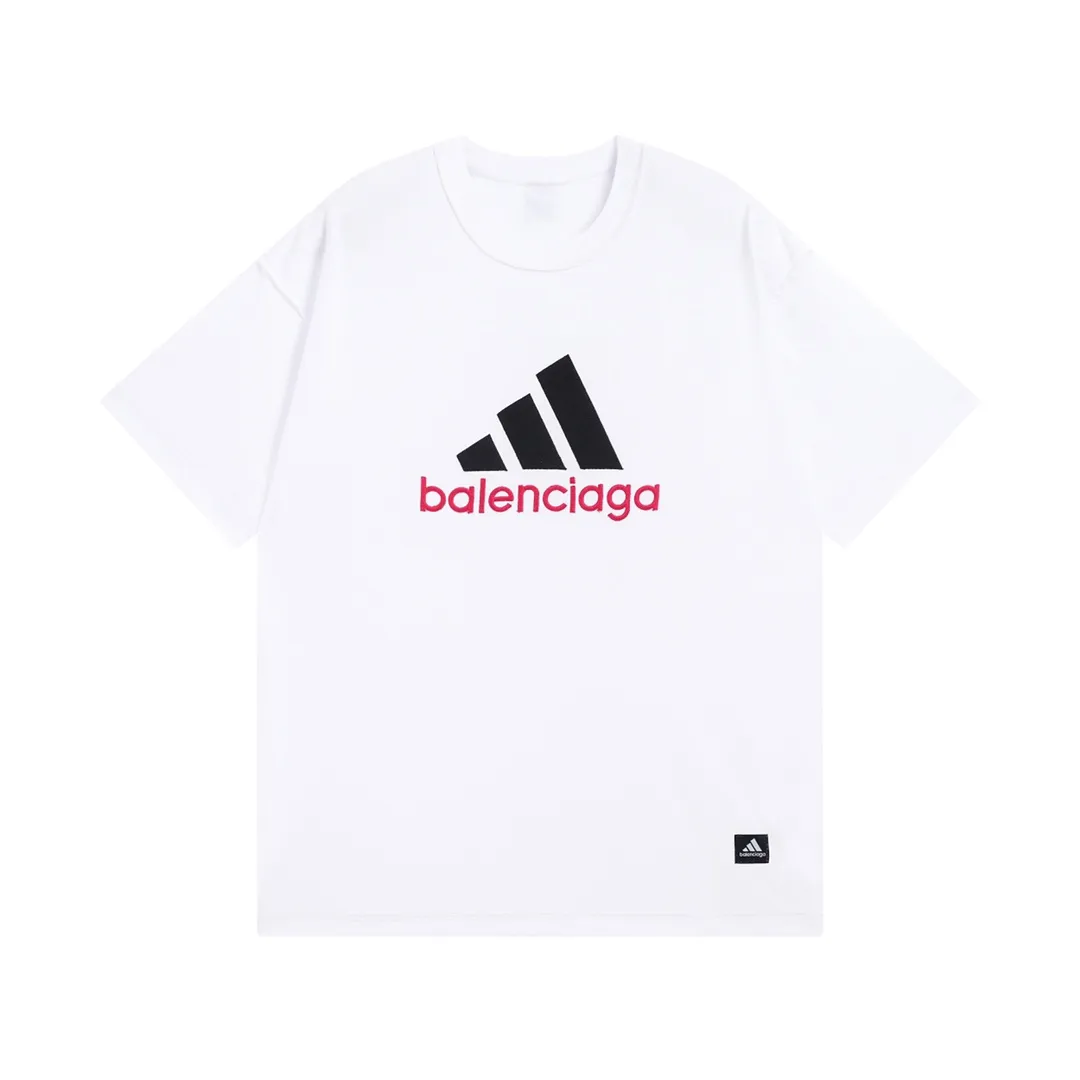 🅿️186 Detailed picture [Top version. Official website quality] BALENCI*GA/Paris co-branded Adidas classic LOGO combination on the front, double-sided front and back wear embroidered short-sleeved T-shirt# The fabric is made of Paris ZP custom-woven and dyed cotton double yarn. Weighing 260 grams, the cloth surface is clean. The cloth pattern is clear, soft and comfortable. The color fastness is good. It is not easy to change color. The threads are dyed with no color difference. The classic letter LOGO embroidery is embroidered using imported Tajima embroidery machine. The lines are clear and the effect is three-dimensional. Restored brick cabinets. The version adopts OS loose shoulder version. Same style for men and women. Code: BL223108 Color: white, sapphire blue, dark green Size: XS to L
