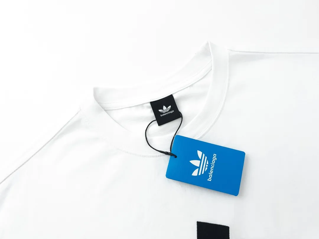 🅿️186 Detailed picture [Top version. Official website quality] BALENCI*GA/Paris co-branded Adidas classic LOGO combination on the front, double-sided front and back wear embroidered short-sleeved T-shirt# The fabric is made of Paris ZP custom-woven and dyed cotton double yarn. Weighing 260 grams, the cloth surface is clean. The cloth pattern is clear, soft and comfortable. The color fastness is good. It is not easy to change color. The threads are dyed with no color difference. The classic letter LOGO embroidery is embroidered using imported Tajima embroidery machine. The lines are clear and the effect is three-dimensional. Restored brick cabinets. The version adopts OS loose shoulder version. Same style for men and women. Code: BL223108 Color: white, sapphire blue, dark green Size: XS to L