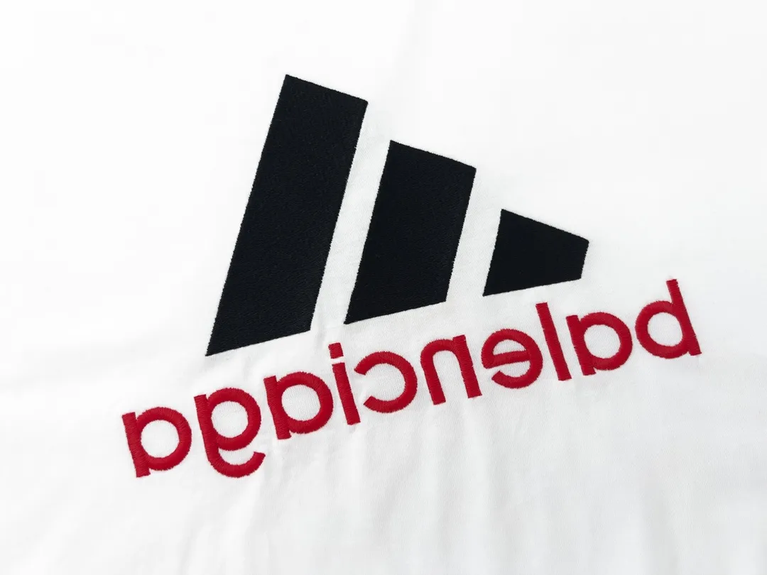 🅿️186 Detailed picture [Top version. Official website quality] BALENCI*GA/Paris co-branded Adidas classic LOGO combination on the front, double-sided front and back wear embroidered short-sleeved T-shirt# The fabric is made of Paris ZP custom-woven and dyed cotton double yarn. Weighing 260 grams, the cloth surface is clean. The cloth pattern is clear, soft and comfortable. The color fastness is good. It is not easy to change color. The threads are dyed with no color difference. The classic letter LOGO embroidery is embroidered using imported Tajima embroidery machine. The lines are clear and the effect is three-dimensional. Restored brick cabinets. The version adopts OS loose shoulder version. Same style for men and women. Code: BL223108 Color: white, sapphire blue, dark green Size: XS to L