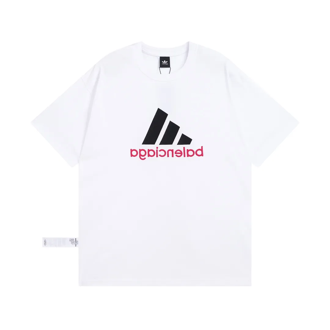 🅿️186 Detailed picture [Top version. Official website quality] BALENCI*GA/Paris co-branded Adidas classic LOGO combination on the front, double-sided front and back wear embroidered short-sleeved T-shirt# The fabric is made of Paris ZP custom-woven and dyed cotton double yarn. Weighing 260 grams, the cloth surface is clean. The cloth pattern is clear, soft and comfortable. The color fastness is good. It is not easy to change color. The threads are dyed with no color difference. The classic letter LOGO embroidery is embroidered using imported Tajima embroidery machine. The lines are clear and the effect is three-dimensional. Restored brick cabinets. The version adopts OS loose shoulder version. Same style for men and women. Code: BL223108 Color: white, sapphire blue, dark green Size: XS to L
