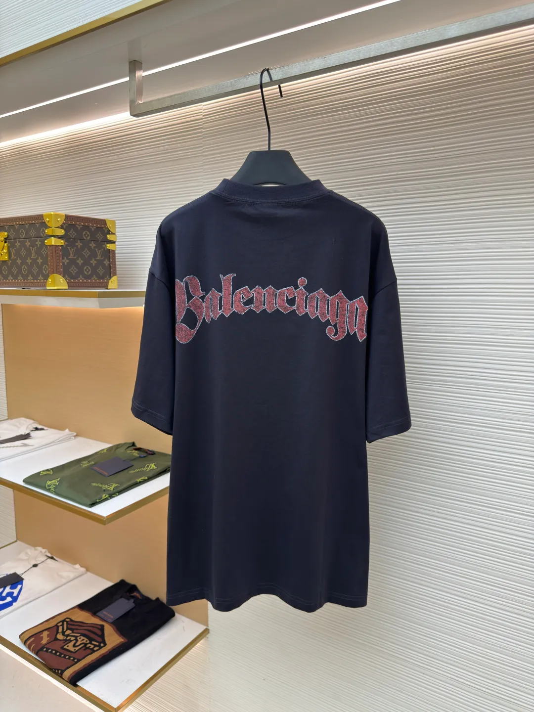 Balenciaga collection of trademark printed round neck short sleeves ●Original version: Purchased and developed by 3795 ●Item number: 1680780-A10 ●Fabric: Retro jersey fabric ●Technology: Glue printing ●Version: Loose version ●Weight: about 235 grams ●Size: Thread, 270g. 24S fabric is a medium-to-thick yarn, suitable for creating thick, crisp fabrics with a slightly rough texture, which is in line with the "natural and original" effect pursued by retro style. The texture is soft, breathable and elastic, suitable for close-fitting wear and able to create a simple and smooth silhouette. The loose silhouette design details with a retro feel are reflected through old textures, faded processing, and classic tailoring. Dark floral dot multi-layer overlay printing is an advanced printing technology that combines fine patterns and three-dimensional layers. Its core is to use high-mesh dot plate making to overprint transparent or light-colored printing paste on the fabric base multiple times with micron-level precision. Each overlay is accurately aligned to form a faint dark flower texture. The printing pattern does not rely on bright colors, but creates subtle light and shadow gradients and tactile layering on the surface of the fabric through the thickness difference of slurry accumulation and light refraction. The pattern shows subtle changes at different angles, combining visual depth and long-lasting washability. Oversize loose silhouette design, basic round neckline, dropped shoulder line, vertical pit woven code from top to bottom, collar, cuffs, and hem all have ruffles, and the sleeve length is longer to highlight the details. The thickness of the ready-made garment is the same as the original version, and it is additionally shaped to make the upper body wider and not easily deformed. The overall wiring is straight and delicate, the fabric is comfortable and soft, and the color is consistent without color difference. It can be matched with the same style to create a fashionable look and control various occasions. Customized accessories, complete with three standards, same style for men and women!
