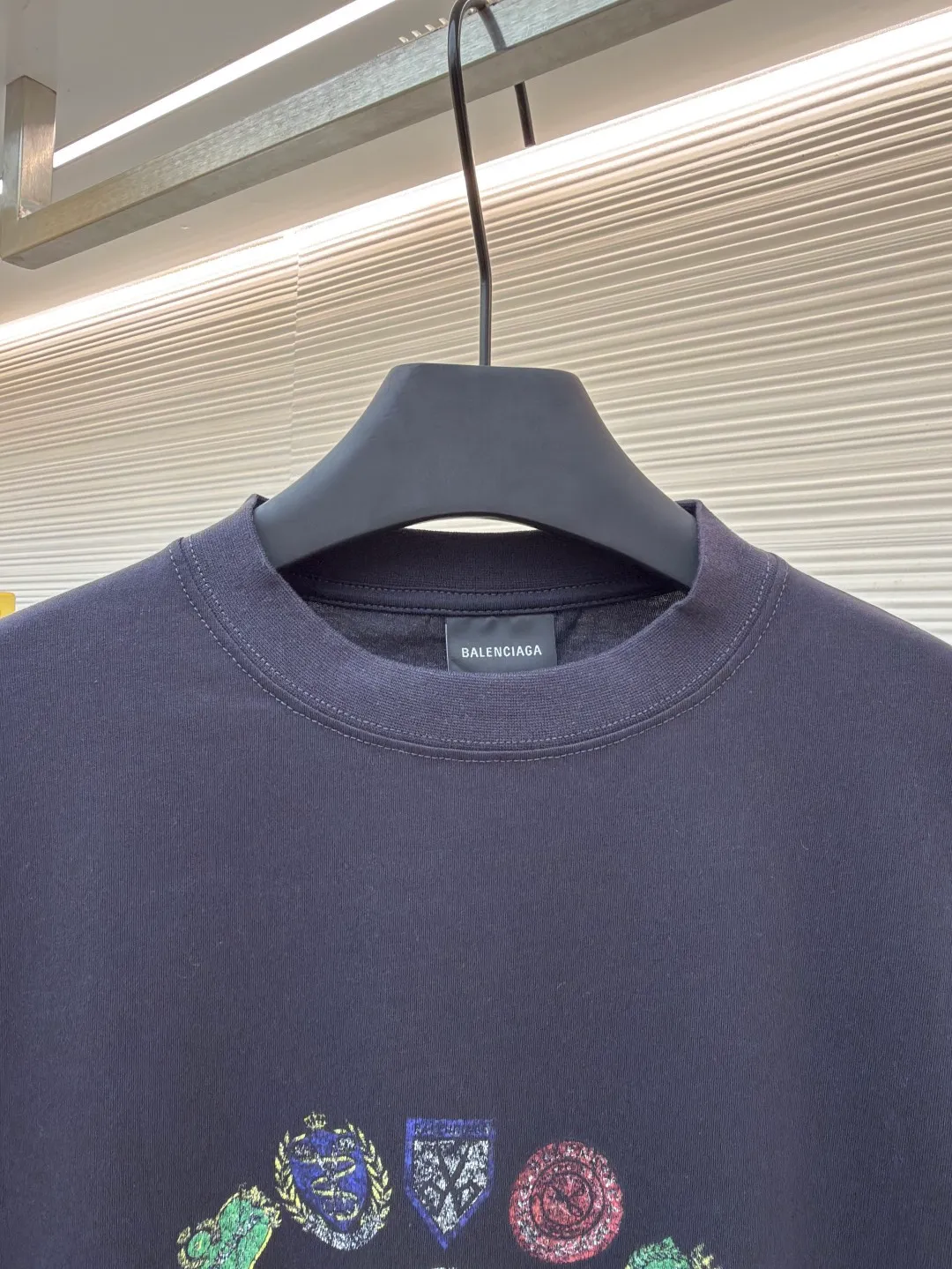 Balenciaga collection of trademark printed round neck short sleeves ●Original version: Purchased and developed by 3795 ●Item number: 1680780-A10 ●Fabric: Retro jersey fabric ●Technology: Glue printing ●Version: Loose version ●Weight: about 235 grams ●Size: Thread, 270g. 24S fabric is a medium-to-thick yarn, suitable for creating thick, crisp fabrics with a slightly rough texture, which is in line with the "natural and original" effect pursued by retro style. The texture is soft, breathable and elastic, suitable for close-fitting wear and able to create a simple and smooth silhouette. The loose silhouette design details with a retro feel are reflected through old textures, faded processing, and classic tailoring. Dark floral dot multi-layer overlay printing is an advanced printing technology that combines fine patterns and three-dimensional layers. Its core is to use high-mesh dot plate making to overprint transparent or light-colored printing paste on the fabric base multiple times with micron-level precision. Each overlay is accurately aligned to form a faint dark flower texture. The printing pattern does not rely on bright colors, but creates subtle light and shadow gradients and tactile layering on the surface of the fabric through the thickness difference of slurry accumulation and light refraction. The pattern shows subtle changes at different angles, combining visual depth and long-lasting washability. Oversize loose silhouette design, basic round neckline, dropped shoulder line, vertical pit woven code from top to bottom, collar, cuffs, and hem all have ruffles, and the sleeve length is longer to highlight the details. The thickness of the ready-made garment is the same as the original version, and it is additionally shaped to make the upper body wider and not easily deformed. The overall wiring is straight and delicate, the fabric is comfortable and soft, and the color is consistent without color difference. It can be matched with the same style to create a fashionable look and control various occasions. Customized accessories, complete with three standards, same style for men and women!