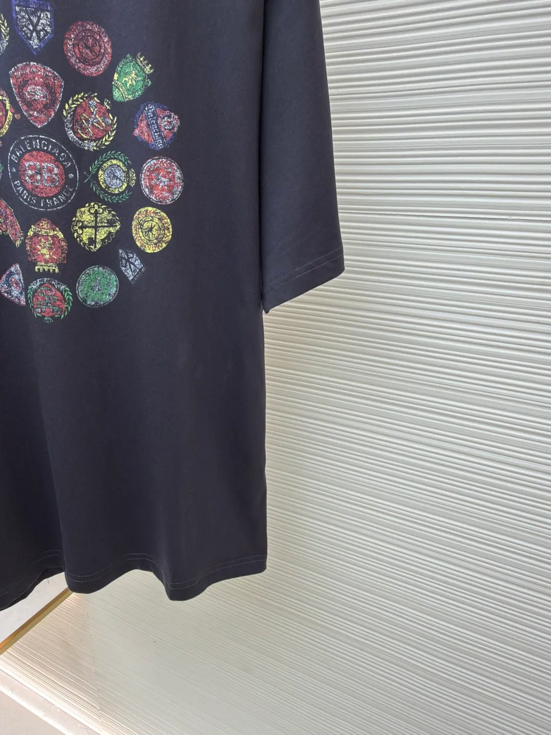 Balenciaga collection of trademark printed round neck short sleeves ●Original version: Purchased and developed by 3795 ●Item number: 1680780-A10 ●Fabric: Retro jersey fabric ●Technology: Glue printing ●Version: Loose version ●Weight: about 235 grams ●Size: Thread, 270g. 24S fabric is a medium-to-thick yarn, suitable for creating thick, crisp fabrics with a slightly rough texture, which is in line with the "natural and original" effect pursued by retro style. The texture is soft, breathable and elastic, suitable for close-fitting wear and able to create a simple and smooth silhouette. The loose silhouette design details with a retro feel are reflected through old textures, faded processing, and classic tailoring. Dark floral dot multi-layer overlay printing is an advanced printing technology that combines fine patterns and three-dimensional layers. Its core is to use high-mesh dot plate making to overprint transparent or light-colored printing paste on the fabric base multiple times with micron-level precision. Each overlay is accurately aligned to form a faint dark flower texture. The printing pattern does not rely on bright colors, but creates subtle light and shadow gradients and tactile layering on the surface of the fabric through the thickness difference of slurry accumulation and light refraction. The pattern shows subtle changes at different angles, combining visual depth and long-lasting washability. Oversize loose silhouette design, basic round neckline, dropped shoulder line, vertical pit woven code from top to bottom, collar, cuffs, and hem all have ruffles, and the sleeve length is longer to highlight the details. The thickness of the ready-made garment is the same as the original version, and it is additionally shaped to make the upper body wider and not easily deformed. The overall wiring is straight and delicate, the fabric is comfortable and soft, and the color is consistent without color difference. It can be matched with the same style to create a fashionable look and control various occasions. Customized accessories, complete with three standards, same style for men and women!