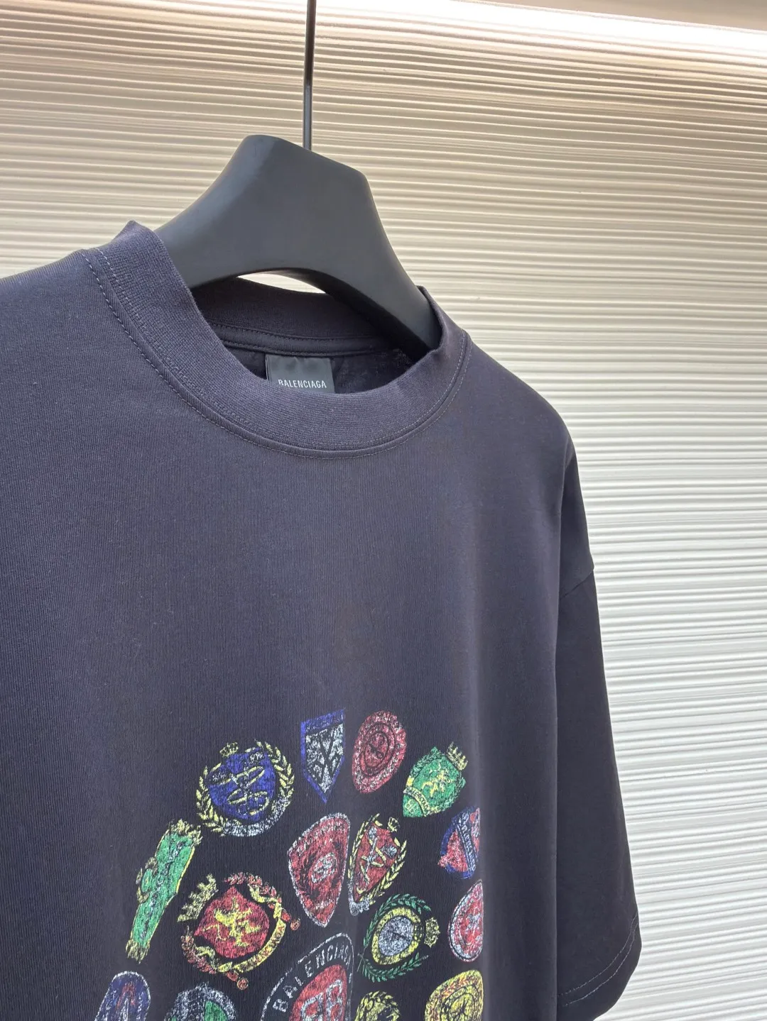 Balenciaga collection of trademark printed round neck short sleeves ●Original version: Purchased and developed by 3795 ●Item number: 1680780-A10 ●Fabric: Retro jersey fabric ●Technology: Glue printing ●Version: Loose version ●Weight: about 235 grams ●Size: Thread, 270g. 24S fabric is a medium-to-thick yarn, suitable for creating thick, crisp fabrics with a slightly rough texture, which is in line with the "natural and original" effect pursued by retro style. The texture is soft, breathable and elastic, suitable for close-fitting wear and able to create a simple and smooth silhouette. The loose silhouette design details with a retro feel are reflected through old textures, faded processing, and classic tailoring. Dark floral dot multi-layer overlay printing is an advanced printing technology that combines fine patterns and three-dimensional layers. Its core is to use high-mesh dot plate making to overprint transparent or light-colored printing paste on the fabric base multiple times with micron-level precision. Each overlay is accurately aligned to form a faint dark flower texture. The printing pattern does not rely on bright colors, but creates subtle light and shadow gradients and tactile layering on the surface of the fabric through the thickness difference of slurry accumulation and light refraction. The pattern shows subtle changes at different angles, combining visual depth and long-lasting washability. Oversize loose silhouette design, basic round neckline, dropped shoulder line, vertical pit woven code from top to bottom, collar, cuffs, and hem all have ruffles, and the sleeve length is longer to highlight the details. The thickness of the ready-made garment is the same as the original version, and it is additionally shaped to make the upper body wider and not easily deformed. The overall wiring is straight and delicate, the fabric is comfortable and soft, and the color is consistent without color difference. It can be matched with the same style to create a fashionable look and control various occasions. Customized accessories, complete with three standards, same style for men and women!