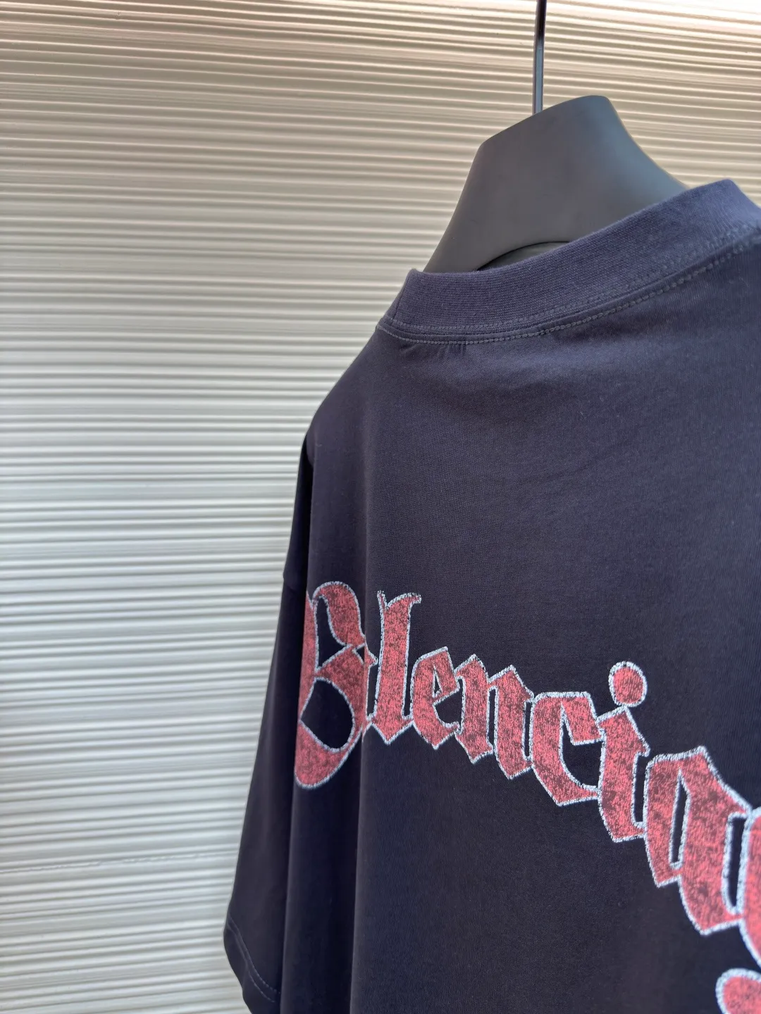 Balenciaga collection of trademark printed round neck short sleeves ●Original version: Purchased and developed by 3795 ●Item number: 1680780-A10 ●Fabric: Retro jersey fabric ●Technology: Glue printing ●Version: Loose version ●Weight: about 235 grams ●Size: Thread, 270g. 24S fabric is a medium-to-thick yarn, suitable for creating thick, crisp fabrics with a slightly rough texture, which is in line with the "natural and original" effect pursued by retro style. The texture is soft, breathable and elastic, suitable for close-fitting wear and able to create a simple and smooth silhouette. The loose silhouette design details with a retro feel are reflected through old textures, faded processing, and classic tailoring. Dark floral dot multi-layer overlay printing is an advanced printing technology that combines fine patterns and three-dimensional layers. Its core is to use high-mesh dot plate making to overprint transparent or light-colored printing paste on the fabric base multiple times with micron-level precision. Each overlay is accurately aligned to form a faint dark flower texture. The printing pattern does not rely on bright colors, but creates subtle light and shadow gradients and tactile layering on the surface of the fabric through the thickness difference of slurry accumulation and light refraction. The pattern shows subtle changes at different angles, combining visual depth and long-lasting washability. Oversize loose silhouette design, basic round neckline, dropped shoulder line, vertical pit woven code from top to bottom, collar, cuffs, and hem all have ruffles, and the sleeve length is longer to highlight the details. The thickness of the ready-made garment is the same as the original version, and it is additionally shaped to make the upper body wider and not easily deformed. The overall wiring is straight and delicate, the fabric is comfortable and soft, and the color is consistent without color difference. It can be matched with the same style to create a fashionable look and control various occasions. Customized accessories, complete with three standards, same style for men and women!
