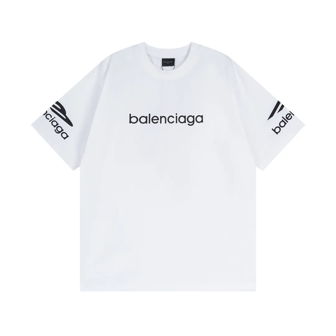 🅿️180 detailed pictures. Note: Red with spray-painted distressed style P144 [Top version. Official website quality] BALENCI*GA/Paris. Big LOGO new ski series short-sleeved T-shirt #2024 new style. The front, back, left and right sleeves are printed with the new LOGO, and the ready-made clothes are washed and worn. This is normal market practice.        Welcome to compare. The fabric is made of Paris ZP custom-woven and dyed cotton double yarn, with a weight of 260 grams. The cloth surface is clean. The cloth pattern is clear, soft and comfortable. The threads are dyed with no color difference. The classic letter LOGO is printed with imported environmentally friendly glue. The letters are clear and the effect is three-dimensional. Restore the brick cabinet, adopt the OS loose shoulder style. Same style for men and women. Code: BL223336 Color: black, white, red, (the price of red is different) Size: XS to L
