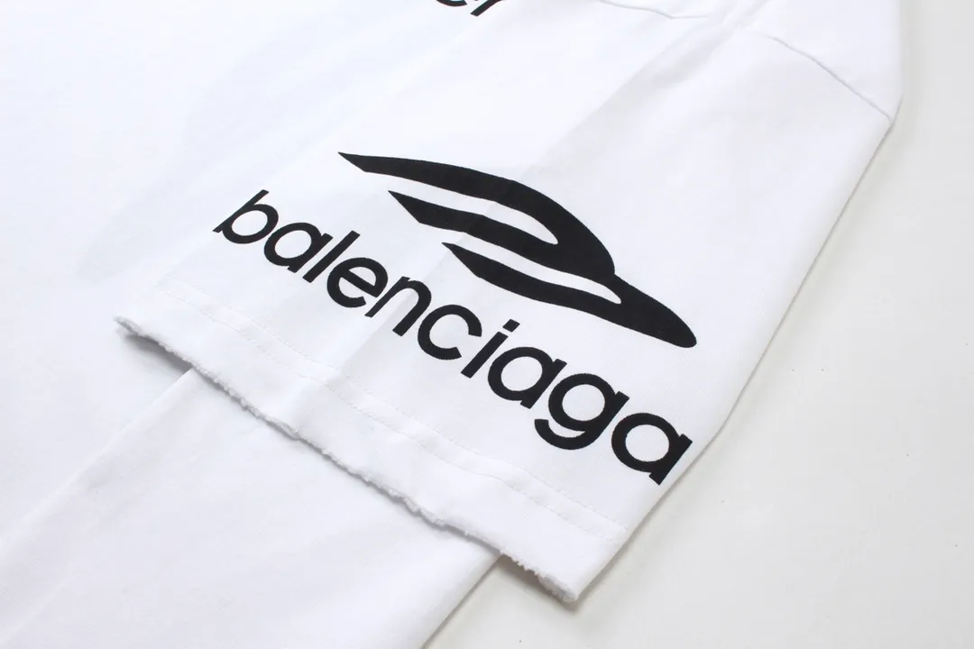 🅿️180 detailed pictures. Note: Red with spray-painted distressed style P144 [Top version. Official website quality] BALENCI*GA/Paris. Big LOGO new ski series short-sleeved T-shirt #2024 new style. The front, back, left and right sleeves are printed with the new LOGO, and the ready-made clothes are washed and worn. This is normal market practice.        Welcome to compare. The fabric is made of Paris ZP custom-woven and dyed cotton double yarn, with a weight of 260 grams. The cloth surface is clean. The cloth pattern is clear, soft and comfortable. The threads are dyed with no color difference. The classic letter LOGO is printed with imported environmentally friendly glue. The letters are clear and the effect is three-dimensional. Restore the brick cabinet, adopt the OS loose shoulder style. Same style for men and women. Code: BL223336 Color: black, white, red, (the price of red is different) Size: XS to L