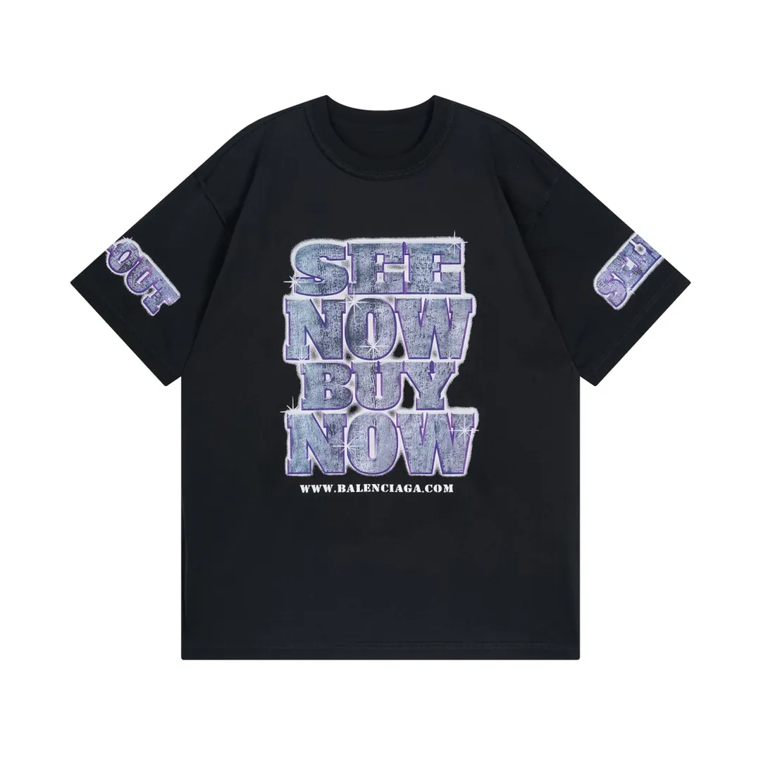 🅿️194 Detailed pictures [Top version. Official website quality] BALENCI*GA/Paris. 2024. SEENOWBUYNOW new model. Large LOGO on the front, back, left and right sleeves, direct-printed washable T-shirt, using reverse bottom method, brick cabinet synchronization. Genuine product developed at the first time, welcome to compare! The fabric is made of Paris ZP custom-woven and dyed cotton double yarn. Weighing 260 grams, the cloth surface is clean. The cloth pattern is clear, soft and comfortable. The threads are dyed with no color difference. The classic LOGO is printed using imported machine-made white ink direct printing. The letters are clear and the effect is three-dimensional. Restore brick cabinets. Different market currencies, welcome to compare, the version adopts OS loose shoulder version. Same style for men and women Coding: BL223319 Color: Black Size: XS to L