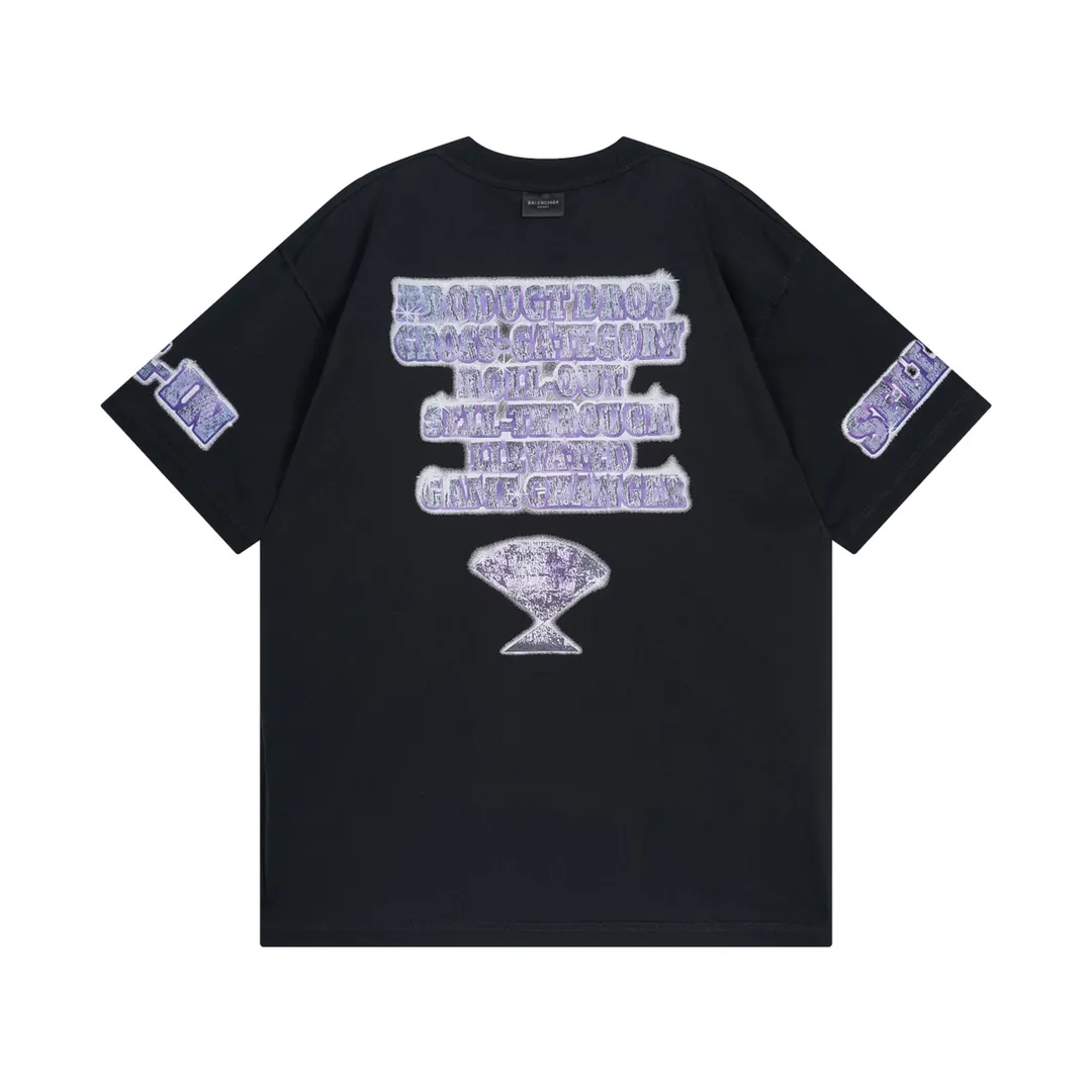 🅿️194 Detailed pictures [Top version. Official website quality] BALENCI*GA/Paris. 2024. SEENOWBUYNOW new model. Large LOGO on the front, back, left and right sleeves, direct-printed washable T-shirt, using reverse bottom method, brick cabinet synchronization. Genuine product developed at the first time, welcome to compare! The fabric is made of Paris ZP custom-woven and dyed cotton double yarn. Weighing 260 grams, the cloth surface is clean. The cloth pattern is clear, soft and comfortable. The threads are dyed with no color difference. The classic LOGO is printed using imported machine-made white ink direct printing. The letters are clear and the effect is three-dimensional. Restore brick cabinets. Different market currencies, welcome to compare, the version adopts OS loose shoulder version. Same style for men and women Coding: BL223319 Color: Black Size: XS to L