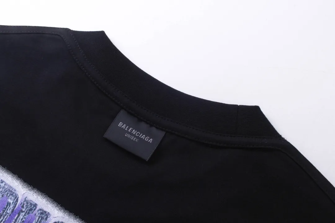 🅿️194 Detailed pictures [Top version. Official website quality] BALENCI*GA/Paris. 2024. SEENOWBUYNOW new model. Large LOGO on the front, back, left and right sleeves, direct-printed washable T-shirt, using reverse bottom method, brick cabinet synchronization. Genuine product developed at the first time, welcome to compare! The fabric is made of Paris ZP custom-woven and dyed cotton double yarn. Weighing 260 grams, the cloth surface is clean. The cloth pattern is clear, soft and comfortable. The threads are dyed with no color difference. The classic LOGO is printed using imported machine-made white ink direct printing. The letters are clear and the effect is three-dimensional. Restore brick cabinets. Different market currencies, welcome to compare, the version adopts OS loose shoulder version. Same style for men and women Coding: BL223319 Color: Black Size: XS to L