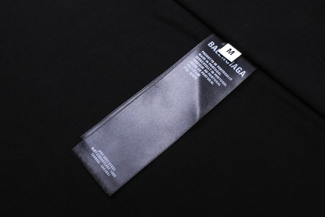 🅿️194 Detailed pictures [Top version. Official website quality] BALENCI*GA/Paris. 2024. SEENOWBUYNOW new model. Large LOGO on the front, back, left and right sleeves, direct-printed washable T-shirt, using reverse bottom method, brick cabinet synchronization. Genuine product developed at the first time, welcome to compare! The fabric is made of Paris ZP custom-woven and dyed cotton double yarn. Weighing 260 grams, the cloth surface is clean. The cloth pattern is clear, soft and comfortable. The threads are dyed with no color difference. The classic LOGO is printed using imported machine-made white ink direct printing. The letters are clear and the effect is three-dimensional. Restore brick cabinets. Different market currencies, welcome to compare, the version adopts OS loose shoulder version. Same style for men and women Coding: BL223319 Color: Black Size: XS to L
