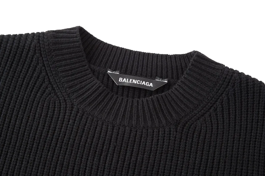 🅿️480 [Exclusive supply] BLCG sleeve arm silicone leather label crew neck sweater (black) The fabric is made of big brand yarn, and the fabric composition is 90% cotton, 10% wool. The fabric pattern is stiff. The high cotton content can make the clothes droop and restore the original effect. The 10% wool content can fully tighten the fabric density and make the clothes achieve a certain degree of warmth. The leather label is made of natural silicone material. The original white fonts in the label are molded and customized, and the size is consistent with the original. This style is made of wool blend fabric, round neck, long sleeves, sleeves decorated with logo art silicone work, 90 wool 10% cotton spandex decorative parts. Size:S-M-L-XL