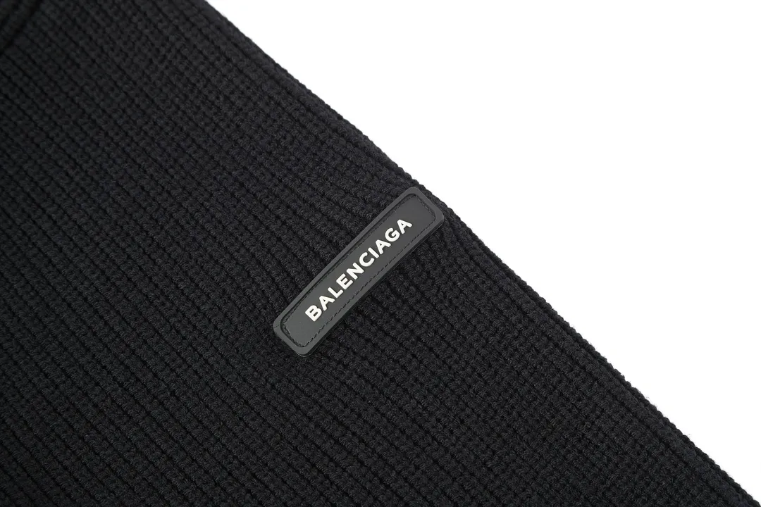 🅿️480 [Exclusive supply] BLCG sleeve arm silicone leather label crew neck sweater (black) The fabric is made of big brand yarn, and the fabric composition is 90% cotton, 10% wool. The fabric pattern is stiff. The high cotton content can make the clothes droop and restore the original effect. The 10% wool content can fully tighten the fabric density and make the clothes achieve a certain degree of warmth. The leather label is made of natural silicone material. The original white fonts in the label are molded and customized, and the size is consistent with the original. This style is made of wool blend fabric, round neck, long sleeves, sleeves decorated with logo art silicone work, 90 wool 10% cotton spandex decorative parts. Size:S-M-L-XL