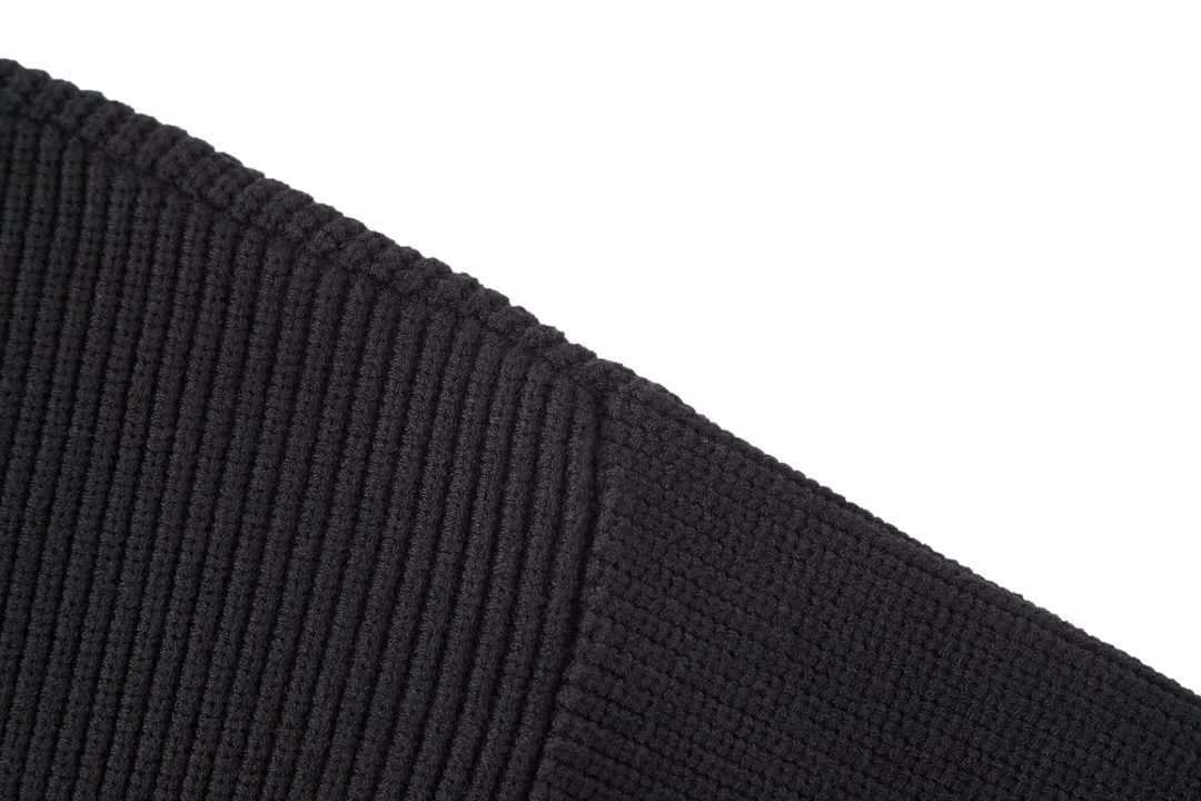 🅿️480 [Exclusive supply] BLCG sleeve arm silicone leather label crew neck sweater (black) The fabric is made of big brand yarn, and the fabric composition is 90% cotton, 10% wool. The fabric pattern is stiff. The high cotton content can make the clothes droop and restore the original effect. The 10% wool content can fully tighten the fabric density and make the clothes achieve a certain degree of warmth. The leather label is made of natural silicone material. The original white fonts in the label are molded and customized, and the size is consistent with the original. This style is made of wool blend fabric, round neck, long sleeves, sleeves decorated with logo art silicone work, 90 wool 10% cotton spandex decorative parts. Size:S-M-L-XL