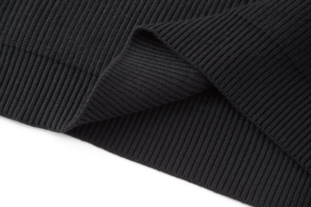 🅿️480 [Exclusive supply] BLCG sleeve arm silicone leather label crew neck sweater (black) The fabric is made of big brand yarn, and the fabric composition is 90% cotton, 10% wool. The fabric pattern is stiff. The high cotton content can make the clothes droop and restore the original effect. The 10% wool content can fully tighten the fabric density and make the clothes achieve a certain degree of warmth. The leather label is made of natural silicone material. The original white fonts in the label are molded and customized, and the size is consistent with the original. This style is made of wool blend fabric, round neck, long sleeves, sleeves decorated with logo art silicone work, 90 wool 10% cotton spandex decorative parts. Size:S-M-L-XL