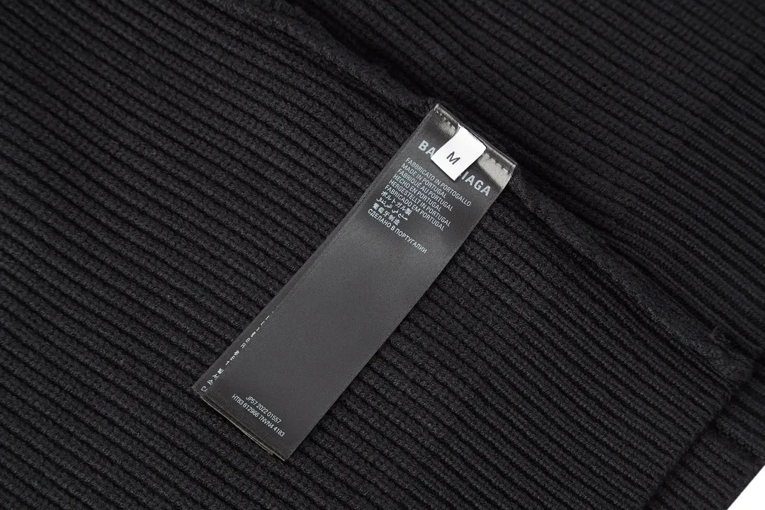 🅿️480 [Exclusive supply] BLCG sleeve arm silicone leather label crew neck sweater (black) The fabric is made of big brand yarn, and the fabric composition is 90% cotton, 10% wool. The fabric pattern is stiff. The high cotton content can make the clothes droop and restore the original effect. The 10% wool content can fully tighten the fabric density and make the clothes achieve a certain degree of warmth. The leather label is made of natural silicone material. The original white fonts in the label are molded and customized, and the size is consistent with the original. This style is made of wool blend fabric, round neck, long sleeves, sleeves decorated with logo art silicone work, 90 wool 10% cotton spandex decorative parts. Size:S-M-L-XL