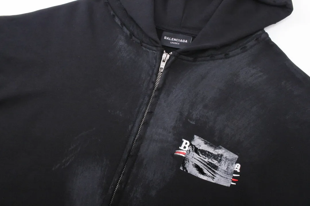 🅿️390 Detailed picture [Top version. Official website quality] BALENCI*GA/Paris#Classic model. Coke embroidered hand-painted graffiti black tape cardigan hooded sweatshirt. The fabric is made of Paris ZP custom-woven and dyed cotton David sweatshirt. The weight is 450 grams. The cloth surface is clean. The cloth pattern is clear, soft and comfortable. The color fastness is good. It is not easy to change color. The threads are dyed with no color difference. The classic pattern embroidery uses an imported embroidery machine, and the embroidery thread color is the original color. The finished product is washed and worn, and hand-painted graffiti. Produced by looking at pictures at Jubie Market. The letters are clear. The three-dimensional effect is strong. The embroidered flowers are finished and the finished product is glued. The version adopts OS loose shoulder design. Same style for men and women. Code: BL238072 Color: black. Smoke gray. Size: XS S M L