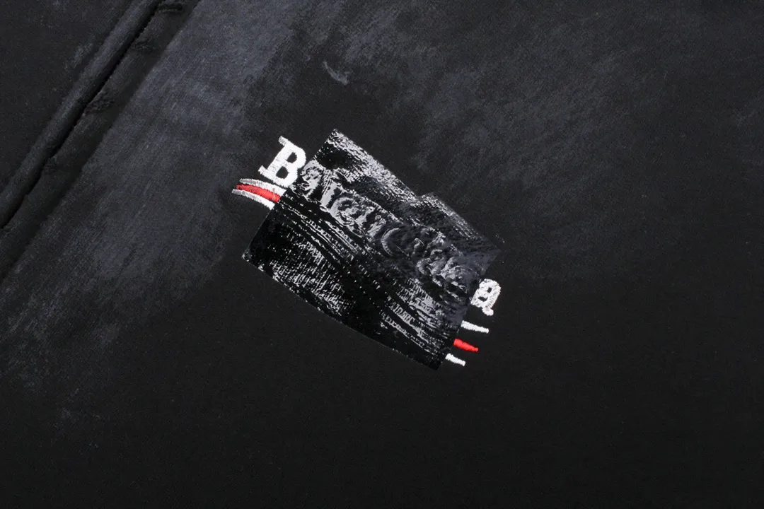 🅿️390 Detailed picture [Top version. Official website quality] BALENCI*GA/Paris#Classic model. Coke embroidered hand-painted graffiti black tape cardigan hooded sweatshirt. The fabric is made of Paris ZP custom-woven and dyed cotton David sweatshirt. The weight is 450 grams. The cloth surface is clean. The cloth pattern is clear, soft and comfortable. The color fastness is good. It is not easy to change color. The threads are dyed with no color difference. The classic pattern embroidery uses an imported embroidery machine, and the embroidery thread color is the original color. The finished product is washed and worn, and hand-painted graffiti. Produced by looking at pictures at Jubie Market. The letters are clear. The three-dimensional effect is strong. The embroidered flowers are finished and the finished product is glued. The version adopts OS loose shoulder design. Same style for men and women. Code: BL238072 Color: black. Smoke gray. Size: XS S M L