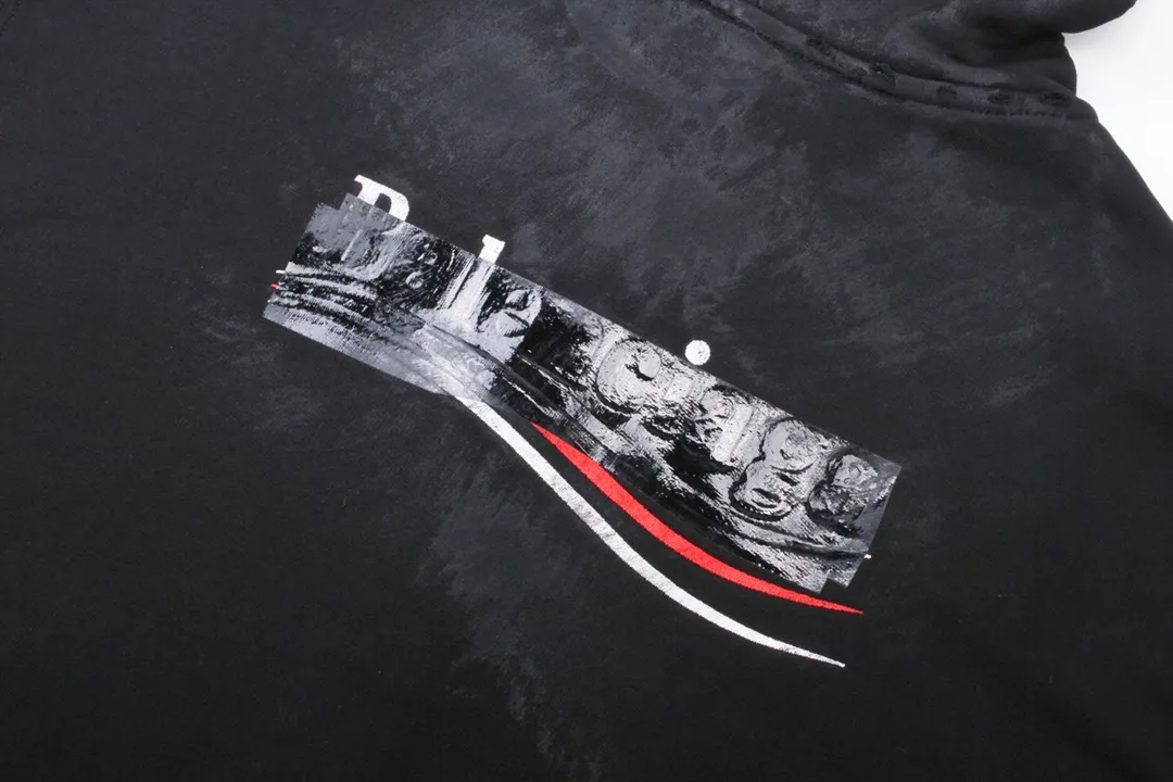 🅿️390 Detailed picture [Top version. Official website quality] BALENCI*GA/Paris#Classic model. Coke embroidered hand-painted graffiti black tape cardigan hooded sweatshirt. The fabric is made of Paris ZP custom-woven and dyed cotton David sweatshirt. The weight is 450 grams. The cloth surface is clean. The cloth pattern is clear, soft and comfortable. The color fastness is good. It is not easy to change color. The threads are dyed with no color difference. The classic pattern embroidery uses an imported embroidery machine, and the embroidery thread color is the original color. The finished product is washed and worn, and hand-painted graffiti. Produced by looking at pictures at Jubie Market. The letters are clear. The three-dimensional effect is strong. The embroidered flowers are finished and the finished product is glued. The version adopts OS loose shoulder design. Same style for men and women. Code: BL238072 Color: black. Smoke gray. Size: XS S M L