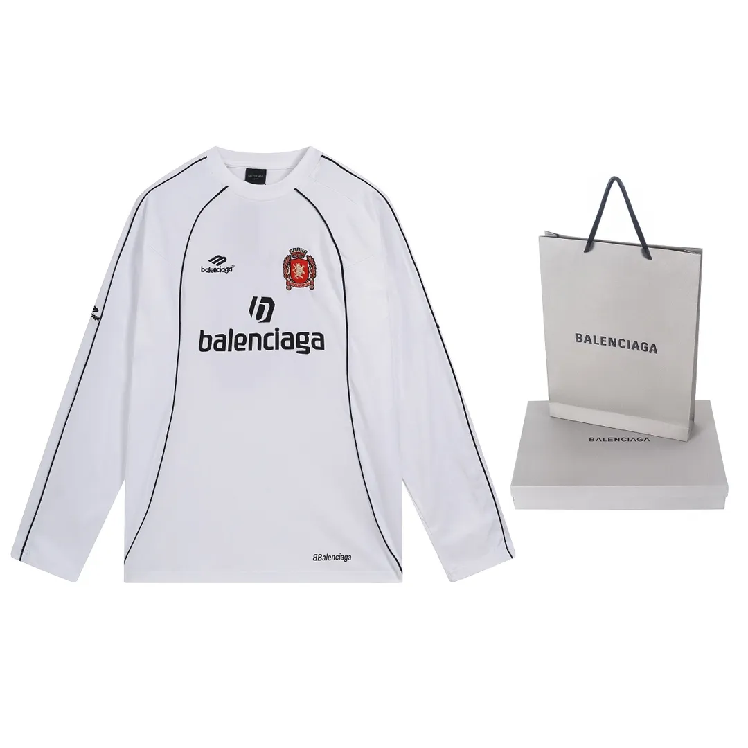 🅿️300 real photos [Top version. Official website quality] BALENCI*GA/Paris new model. Co-branded football sportswear LOGO embroidered printed long-sleeved T-shirt # The whole piece of clothing is stitched with multiple stitching edges. The craftsmanship is extremely complex and the market currency is very different. Welcome to compare 🆚. The fabric is made of Paris ZP custom-woven and dyed cotton double yarn. Weighing 260 grams, the cloth surface is clean. The cloth pattern is clear, soft and comfortable. The threads are dyed with no color difference. The classic pattern embroidery is embroidered by Tajima imported embroidery machine, and the printing uses imported glue. The letters are clear, three-dimensional and without burrs. Jubie market produces pictures based on pictures. Welcome to compare. The version adopts OS loose shoulder design. Same style for men and women. Code: BL225036 Color: black, white, pink, red, fluorescent yellow Size: XS S M L