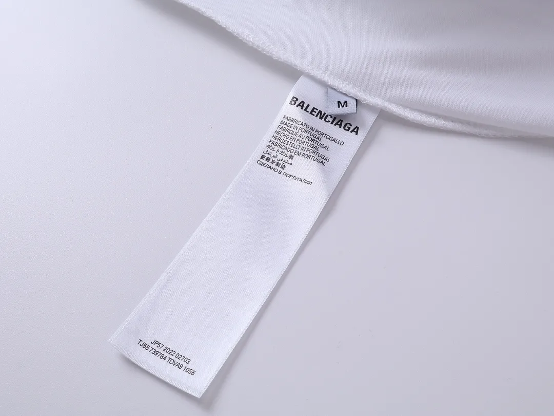 🅿️300 real photos [Top version. Official website quality] BALENCI*GA/Paris new model. Co-branded football sportswear LOGO embroidered printed long-sleeved T-shirt # The whole piece of clothing is stitched with multiple stitching edges. The craftsmanship is extremely complex and the market currency is very different. Welcome to compare 🆚. The fabric is made of Paris ZP custom-woven and dyed cotton double yarn. Weighing 260 grams, the cloth surface is clean. The cloth pattern is clear, soft and comfortable. The threads are dyed with no color difference. The classic pattern embroidery is embroidered by Tajima imported embroidery machine, and the printing uses imported glue. The letters are clear, three-dimensional and without burrs. Jubie market produces pictures based on pictures. Welcome to compare. The version adopts OS loose shoulder design. Same style for men and women. Code: BL225036 Color: black, white, pink, red, fluorescent yellow Size: XS S M L