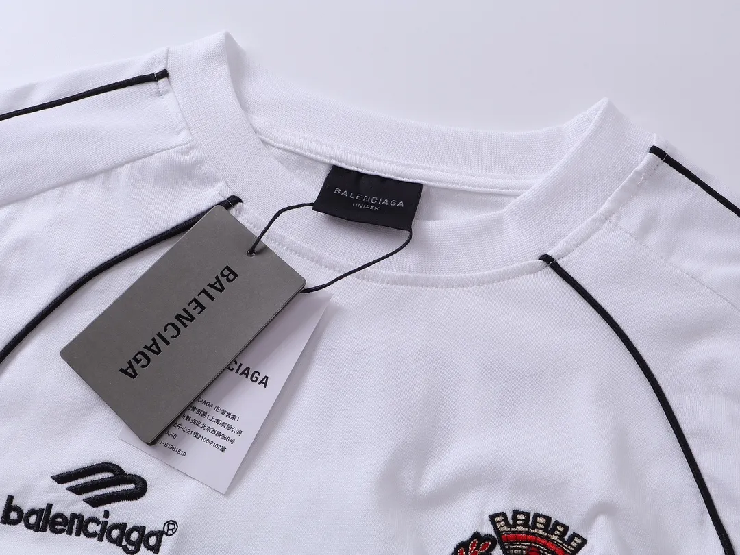 🅿️300 real photos [Top version. Official website quality] BALENCI*GA/Paris new model. Co-branded football sportswear LOGO embroidered printed long-sleeved T-shirt # The whole piece of clothing is stitched with multiple stitching edges. The craftsmanship is extremely complex and the market currency is very different. Welcome to compare 🆚. The fabric is made of Paris ZP custom-woven and dyed cotton double yarn. Weighing 260 grams, the cloth surface is clean. The cloth pattern is clear, soft and comfortable. The threads are dyed with no color difference. The classic pattern embroidery is embroidered by Tajima imported embroidery machine, and the printing uses imported glue. The letters are clear, three-dimensional and without burrs. Jubie market produces pictures based on pictures. Welcome to compare. The version adopts OS loose shoulder design. Same style for men and women. Code: BL225036 Color: black, white, pink, red, fluorescent yellow Size: XS S M L