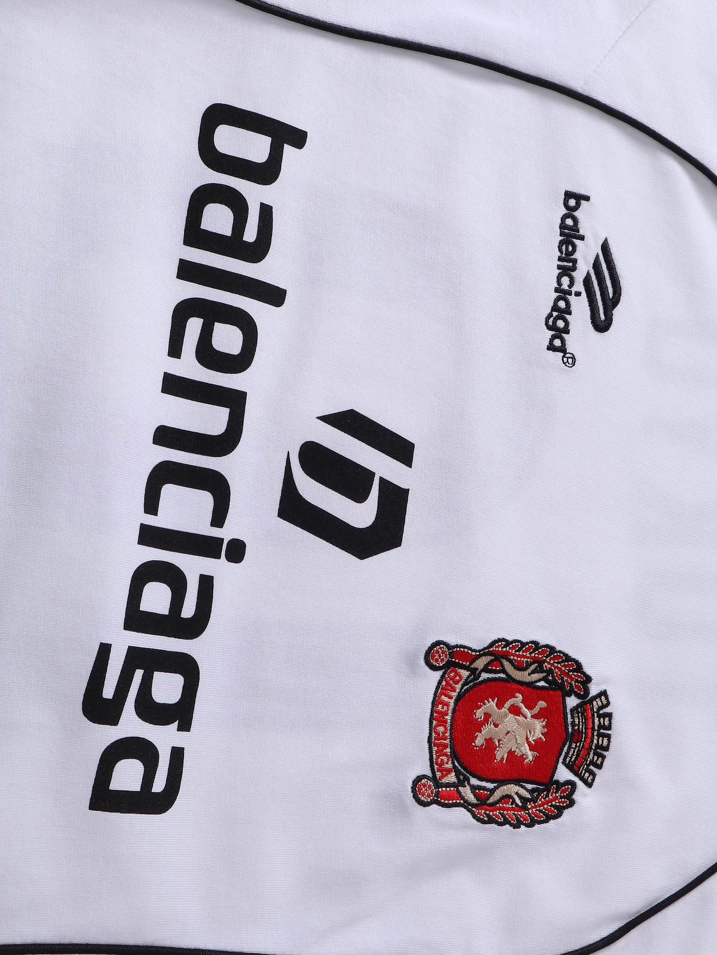 🅿️300 real photos [Top version. Official website quality] BALENCI*GA/Paris new model. Co-branded football sportswear LOGO embroidered printed long-sleeved T-shirt # The whole piece of clothing is stitched with multiple stitching edges. The craftsmanship is extremely complex and the market currency is very different. Welcome to compare 🆚. The fabric is made of Paris ZP custom-woven and dyed cotton double yarn. Weighing 260 grams, the cloth surface is clean. The cloth pattern is clear, soft and comfortable. The threads are dyed with no color difference. The classic pattern embroidery is embroidered by Tajima imported embroidery machine, and the printing uses imported glue. The letters are clear, three-dimensional and without burrs. Jubie market produces pictures based on pictures. Welcome to compare. The version adopts OS loose shoulder design. Same style for men and women. Code: BL225036 Color: black, white, pink, red, fluorescent yellow Size: XS S M L
