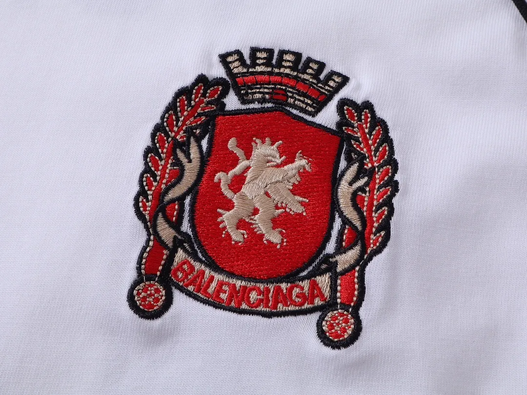 🅿️300 real photos [Top version. Official website quality] BALENCI*GA/Paris new model. Co-branded football sportswear LOGO embroidered printed long-sleeved T-shirt # The whole piece of clothing is stitched with multiple stitching edges. The craftsmanship is extremely complex and the market currency is very different. Welcome to compare 🆚. The fabric is made of Paris ZP custom-woven and dyed cotton double yarn. Weighing 260 grams, the cloth surface is clean. The cloth pattern is clear, soft and comfortable. The threads are dyed with no color difference. The classic pattern embroidery is embroidered by Tajima imported embroidery machine, and the printing uses imported glue. The letters are clear, three-dimensional and without burrs. Jubie market produces pictures based on pictures. Welcome to compare. The version adopts OS loose shoulder design. Same style for men and women. Code: BL225036 Color: black, white, pink, red, fluorescent yellow Size: XS S M L