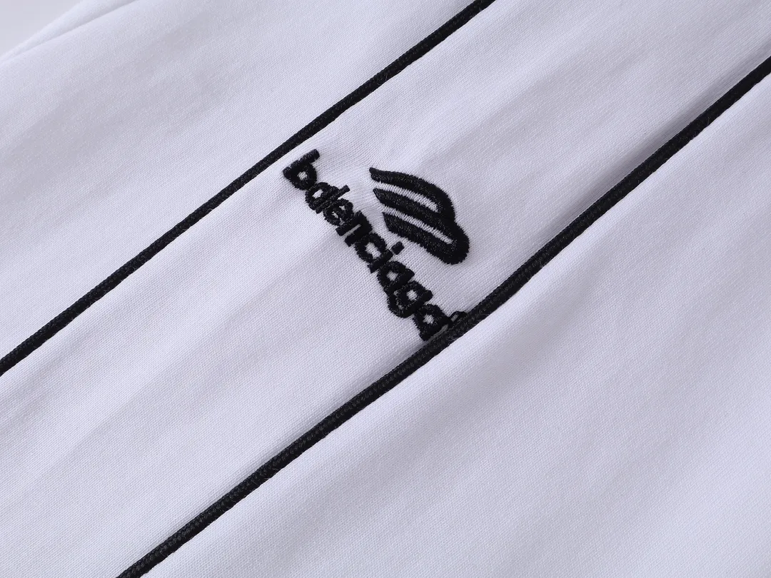🅿️300 real photos [Top version. Official website quality] BALENCI*GA/Paris new model. Co-branded football sportswear LOGO embroidered printed long-sleeved T-shirt # The whole piece of clothing is stitched with multiple stitching edges. The craftsmanship is extremely complex and the market currency is very different. Welcome to compare 🆚. The fabric is made of Paris ZP custom-woven and dyed cotton double yarn. Weighing 260 grams, the cloth surface is clean. The cloth pattern is clear, soft and comfortable. The threads are dyed with no color difference. The classic pattern embroidery is embroidered by Tajima imported embroidery machine, and the printing uses imported glue. The letters are clear, three-dimensional and without burrs. Jubie market produces pictures based on pictures. Welcome to compare. The version adopts OS loose shoulder design. Same style for men and women. Code: BL225036 Color: black, white, pink, red, fluorescent yellow Size: XS S M L