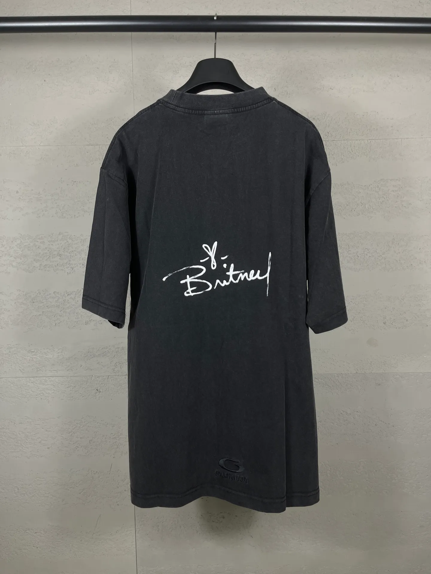 🅿️206 Actual pictures [Top version. Official website quality] BALENCI*GA/26 new model. Balenciaga Music |Britney Series limited edition music cooperation series, front and back direct-print printing, hot diamonds, washed and distressed short-sleeved T-shirt #SS26 latest style. Research and development at the first time, different market currencies. Comparisons welcome. The fabric is made of Paris ZP custom-woven and dyed cotton double yarn. Weighing 260 grams, the cloth surface is clean. The cloth pattern is clear, soft and comfortable. The threads are dyed with no color difference. Printing adopts computer direct printing. Garments are washed and aged. Jubie market currency. Welcome to compare. The version adopts OS loose shoulder design. Same style for men and women. Code: BL253701 Color: washed black, floral gray Size: XS S M L