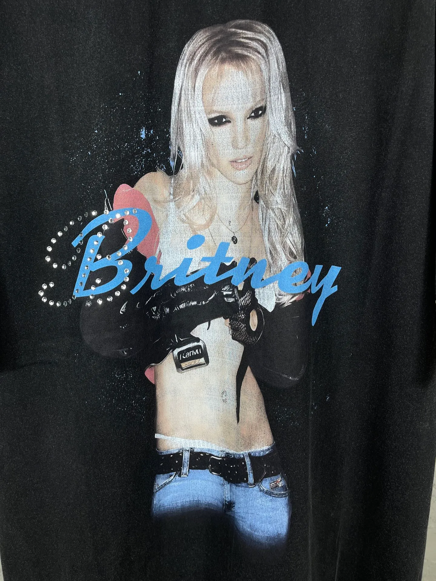 🅿️206 Actual pictures [Top version. Official website quality] BALENCI*GA/26 new model. Balenciaga Music |Britney Series limited edition music cooperation series, front and back direct-print printing, hot diamonds, washed and distressed short-sleeved T-shirt #SS26 latest style. Research and development at the first time, different market currencies. Comparisons welcome. The fabric is made of Paris ZP custom-woven and dyed cotton double yarn. Weighing 260 grams, the cloth surface is clean. The cloth pattern is clear, soft and comfortable. The threads are dyed with no color difference. Printing adopts computer direct printing. Garments are washed and aged. Jubie market currency. Welcome to compare. The version adopts OS loose shoulder design. Same style for men and women. Code: BL253701 Color: washed black, floral gray Size: XS S M L